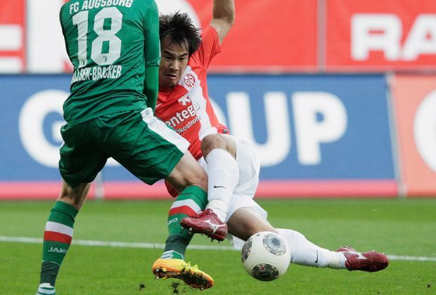 
                <strong>FC Augsburg - 1. FSV Mainz 05 2:1</strong><br>
                Im ersten Sonntagsspiel empfängt der FC Augsburg die Mainzer Elf. Shinji Okazaki versucht für die Elf von Thomas Tuchel die ersten offensiven Akzente zu setzen - doch jubeln tun zu Beginn die Gastgeber...
              
