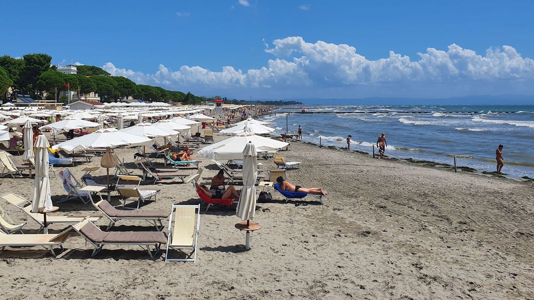 Ein Strand an der italienischen Adria, nahe Grado: Dort ertrank ein vierjähriges Mädchen aus Bayern.