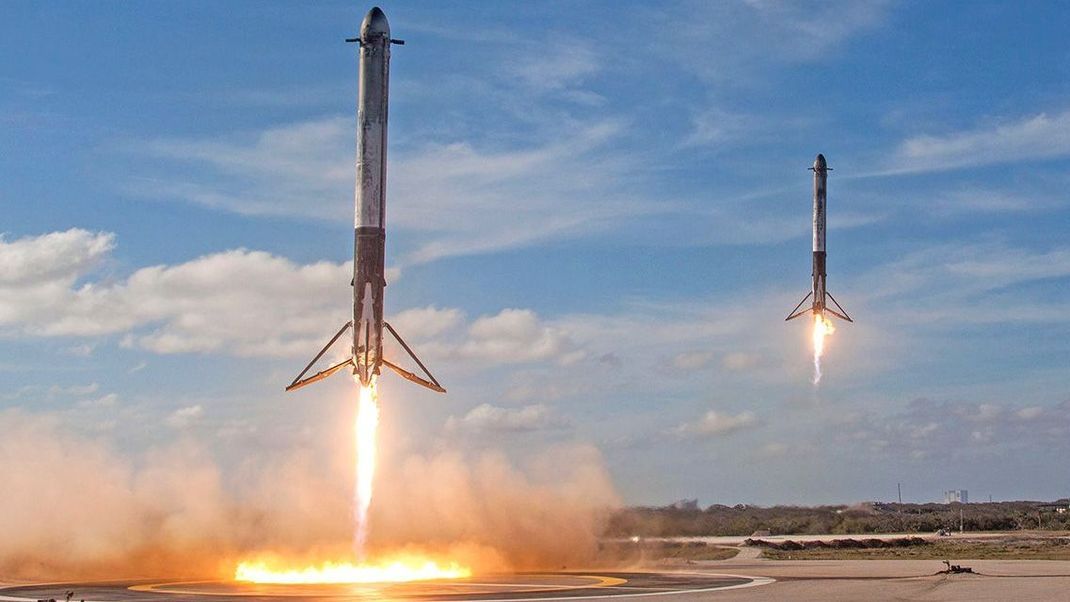 Für Fans der Raumfahrt liegen die Dinge klar: Spektakuläre Missionen wie das Raketenballett der zurückkehrenden Raketenstufen der Falcon 9 hätte es ohne die neue private Raumfahrt nie gegeben.