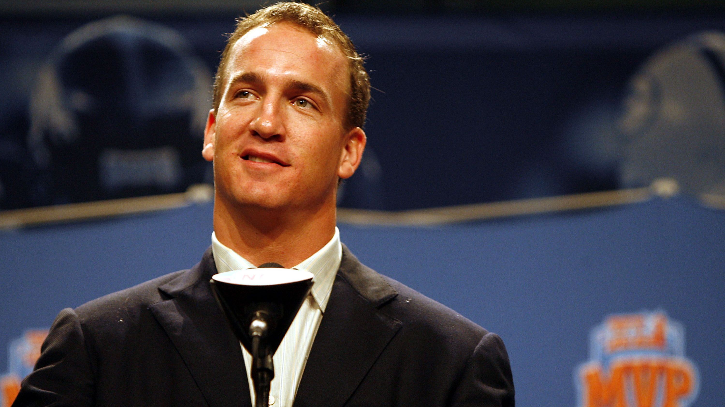 <strong>Peyton Manning (Indianapolis Colts und Denver Broncos)</strong><br>Gut möglich, dass die MVP-Trophäe, die aktuell noch namenlos ist, nach Peyton Manning benannt wird. Nicht nur wurde ihm die Auszeichnung satte fünf Mal verliehen, als einziger gewann er sie auch mit zwei verschiedenen Teams. 2003, 2004, 2008 und 2009 wurde er in Diensten der Indianapolis Colts wertvollster Spieler, 2013 für die Denver Broncos.