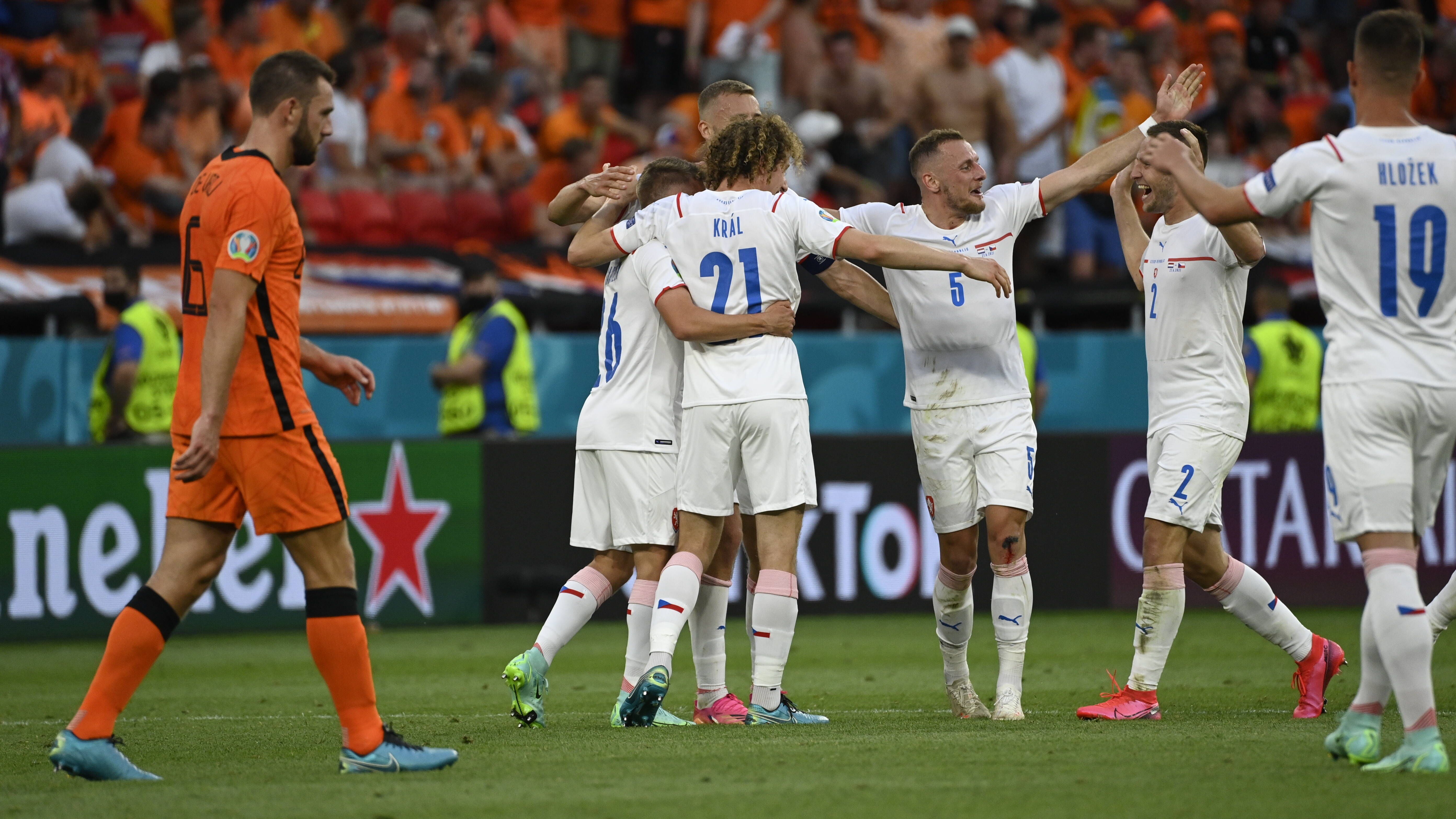 
                <strong>Niederlande</strong><br>
                Die Niederlande waren das zweite Team aus dem Favoritenkreis, welches die Segel bisher streichen musste. Nach einer überzeugenden Vorrunde mit drei Siegen aus drei Spielen waren die Kritiker von Frank de Boer still, nach dem 0:2 gegen die Tschechien jedoch wiederum lauter als zuvor. Im Achtelfinale gegen angesprochene Tschechen war die Niederlande wirkungslos nach vorne, machte in Form des Platzverweises von Matthijs de Ligt einen entscheidenden Fehler und wirkte danach völlig konfus. Und das, obwohl Vladimir Darida, Kapitän und Spielmacher Tschechiens, gelbgesperrt fehlte.
              