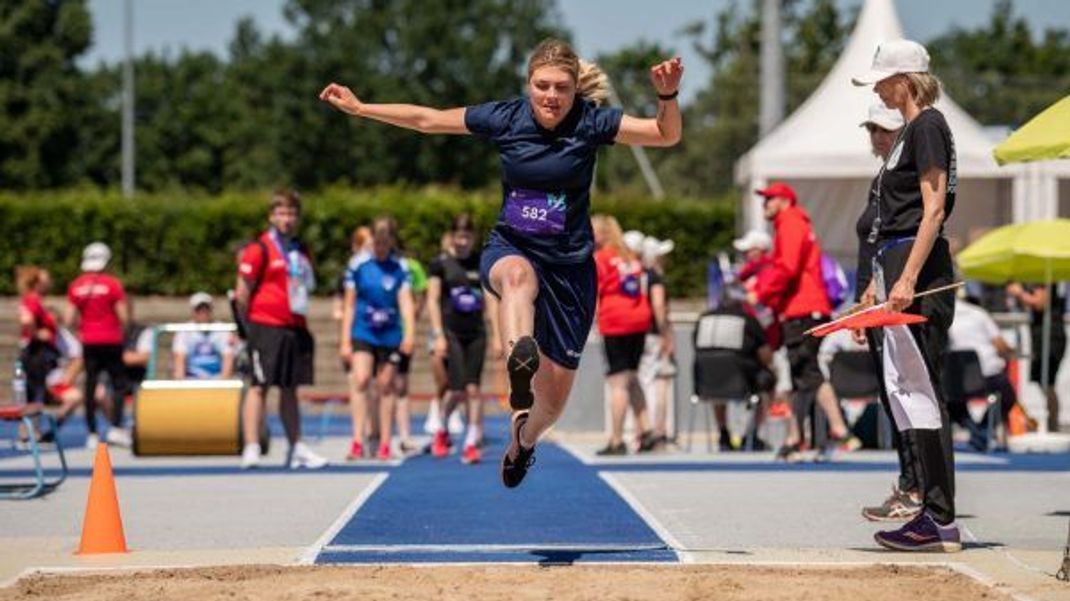 Weitsprung: Bei den Special Olympics kann in verschiedenen Wettkämpfen mit Anlauf oder aus dem Stand gesprungen werden. Das Foto zeigt Lea Wohlfahrt bei den National Games 2022 in Berlin.