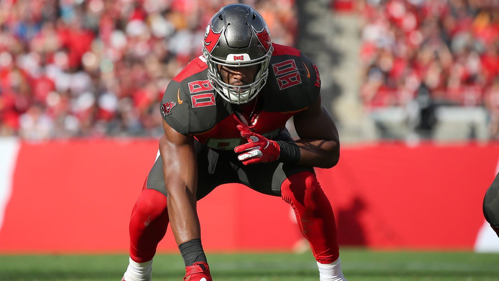 
                <strong>O.J. Howard (Tampa Bay Buccaneers)</strong><br>
                Die gesamte NFL-Welt wartet darauf, dass O.J. Howard sein Durchbruch gelingt. Der Tight End taucht seit zwei Jahren in jeglichen Listen auf, was Breakout-Kandidaten angeht, doch selbst in einer der besten Offensiven der Liga war Howard meist nur ein Schatten seiner selbst. Mit Rob Gronkowski bekommt der Tight End zusätzlich Konkurrenz, doch das könnte für Howard auch eine Chance sein. Mit Mike Evans, Chris Godwin und Rob Gronkowski sollte Howard nur die vierte Option für Tom Brady sein, so können gegnerische Defenses dem Erstrunden-Pick von 2017 nicht allzu viel Beachtung schenken. Entwickelt sich Howard nicht weiter, werden Trade-Gerüchte, die es bereits vor dem Draft gab, bald wieder aufkommen.
              