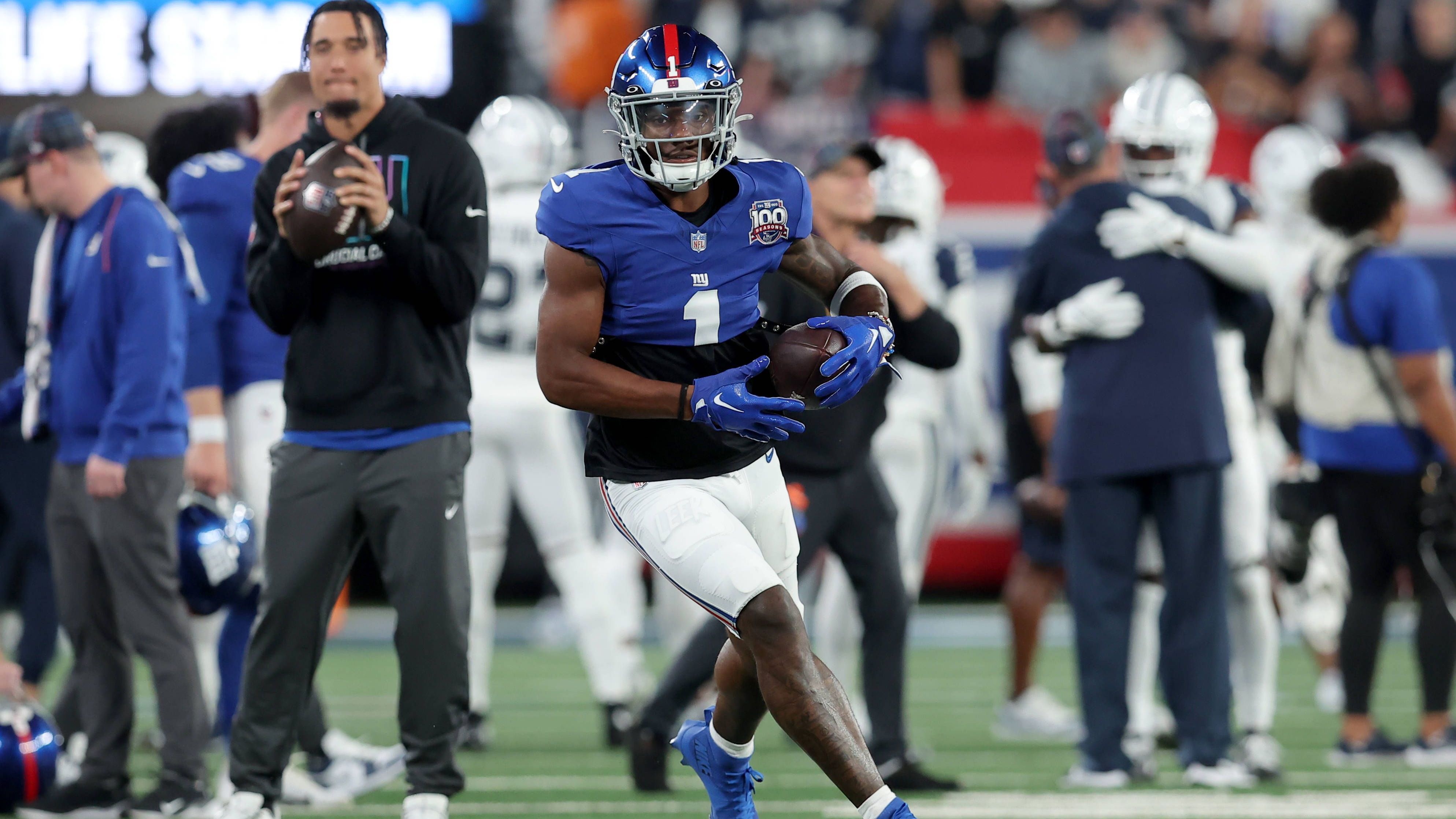 <strong>Week 4: Malik Nabers (New York Giants)</strong><br>Zwar <a href="https://www.ran.de/sports/american-football/nfl/videos/nfl-highlights-lamb-mit-traum-lauf-hail-mary-geht-schief">ging das Division-Duell mit den Cowboys zum Auftakt in Woche 4 für New York mit 15:20 verloren</a>, Giants-Receiver Malik Nabers stellte trotzdem einen Rekord auf. Als erster Spieler überhaupt sammelte der 21-Jährige in seinen ersten vier NFL-Partien mindestens 25 Receptions und drei Receiving Touchdowns. Gegen die Cowboys glänzte Nabers erneut (12 Receptions, 115 Yards), ehe <a data-li-document-ref="87535" href="https://www.ran.de/sports/american-football/nfl/galerien/nfl-injury-update-verletzungschock-um-anthony-richardson-colts-quarterback-verletzt-raus-87535">er mit einer Gehirnerschütterung raus musste</a>.