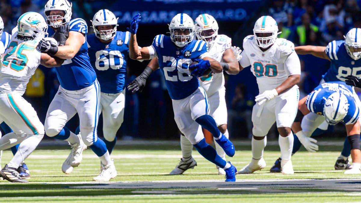 September 07, 2025: Indianapolis Colts running back Jonathan Taylor (28) runs with the ball during NFL, American Football Herren, USA game action against the Miami Dolphins at Lucas Oil Stadium in ...