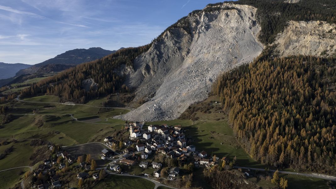 Blick auf das Dorf Brienz in Brienz-Brinzauls. Am 15. Juni 2023 erreichte ein Schuttstrom beinahe das damals evakuierte Dorf. Nun drohen weitere 1,2 Millionen Kubikmeter Felsschutt abzugleiten. 