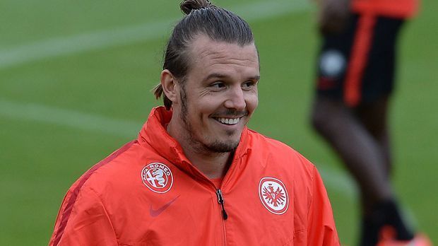 
                <strong>Alexander Meier (Eintracht Frankfurt)</strong><br>
                Das sind die "Trikot-Stars" der Bundesliga. "Sky.de" hat ermittelt, mit welchem Spieler die Klubs in dieser Saison die meisten Trikots verkauft haben. Den Anfang macht Publikums-Liebling Alexander Meier von Eintracht Frankfurt. Der Torschützenkönig der vergangenen Saison führt die Verkaufszahlen der Eintracht deutlich an, sowie ...
              