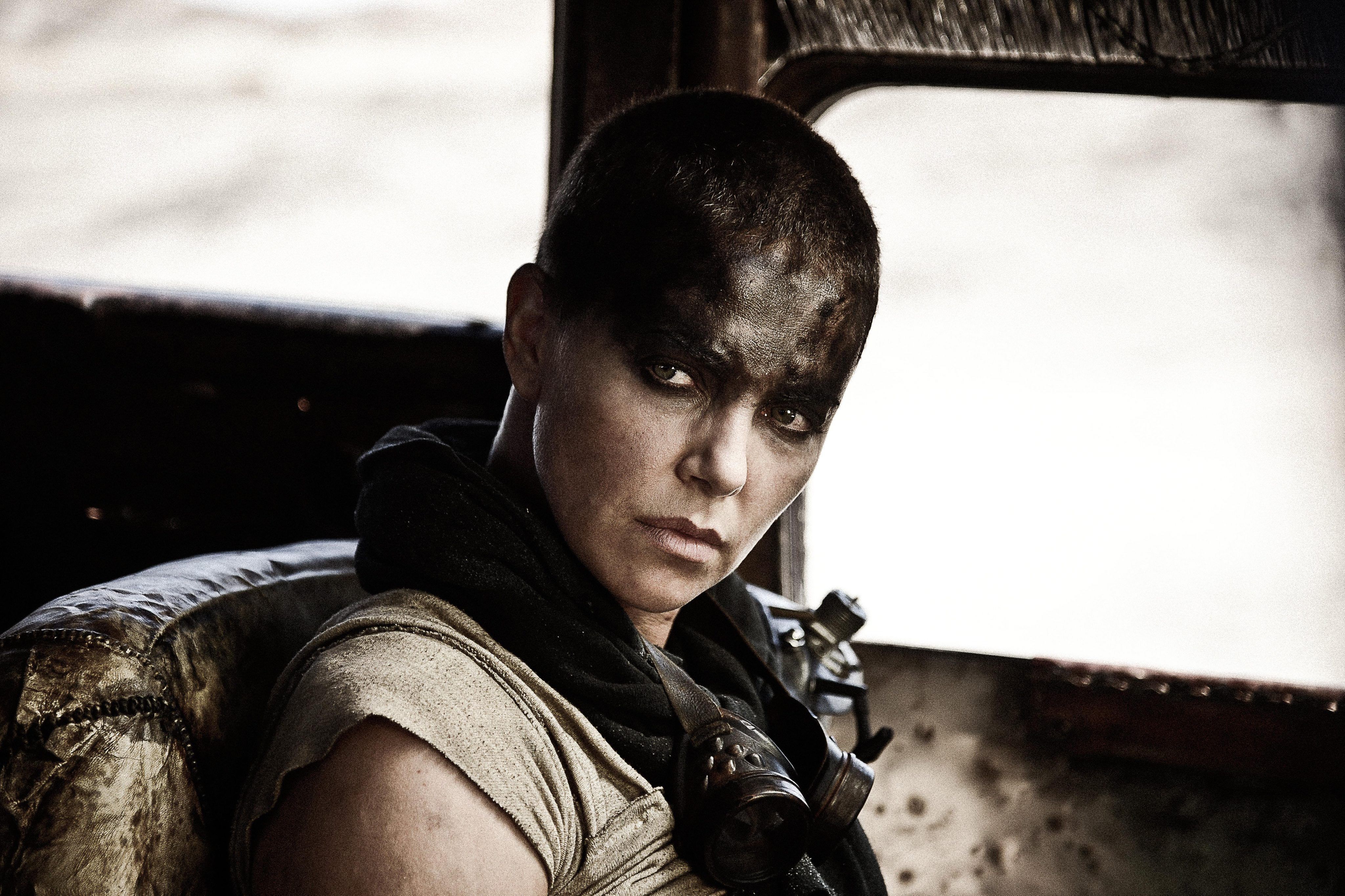 Charlize Theron hat schon viele starke Frauenrollen gespielt. Doch ihre beste ist Imperator Furiosa. Mit coolem Buzz-Cut und schwarzer Kriegsbemalung rettet sie im Endzeitfilm "Mad Max: Fury Road" (2015) in einer spektakulären und actiongeladenen Verfolgungsjagd eine Gruppe junger Frauen aus den Klauen eines Tyrannen und stiehlt damit sogar der titelgebenden Figur des Films (Tom Hardy) die Show. Bitte mehr davon!