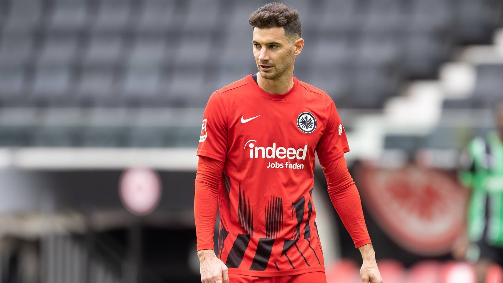 
                <strong>Lucas Alario</strong><br>
                Lucas Alario bekommt bei Eintracht Frankfurt wenig Einsatzzeit. Ein Grund, warum der 30-Jährige den Verein im Sommer offenbar verlassen will – auch wenn er erst im Juli des vergangenen Jahres von Bayer 04 Leverkusen zu den Hessen kam. Ein Abgang soll offenbar Realität werden, sobald es ein gutes Angebot gibt.
              