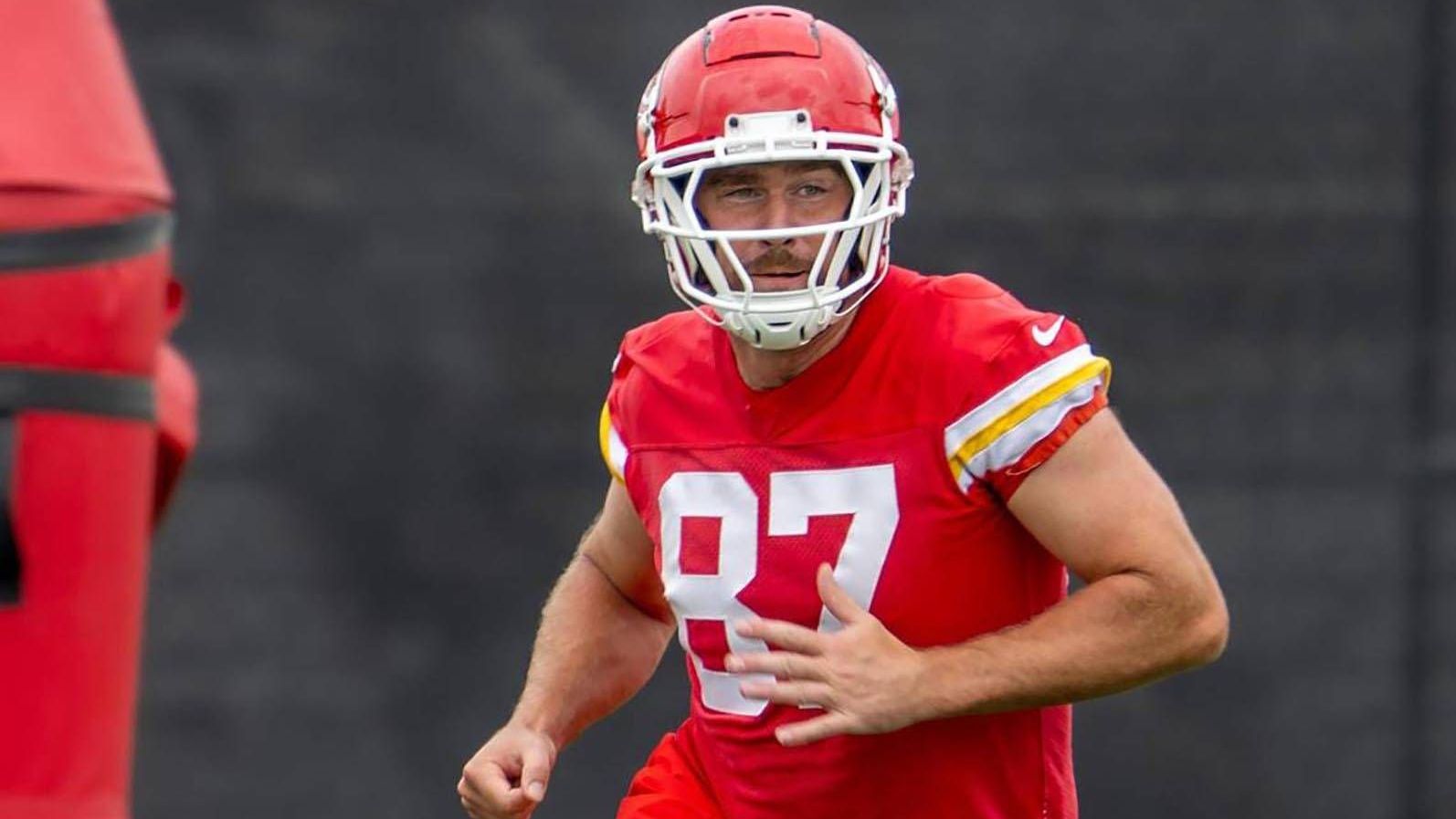 <strong>Travis Kelce (Kansas City Chiefs)</strong><br>Bereits in diesem Sommer gab es Gerüchte, Kelce könnte die NFL-Karriere beenden. Er war in der abgelaufenen Saison nicht mehr in seiner besten Verfassung. Der 35-Jährige geht in seine 13. NFL-Spielzeit und möchte offenbar als Champion abtreten, was ihm in der vergangenen Saison nicht gelang. Aber auch ohne Titel wird es langsam körperlich eng.