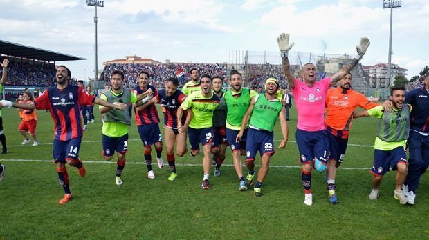 
                <strong>FC Crotone: Aufstieg I</strong><br>
                Sie haben es geschafft: Mit einem 1:1 beim FC Modena stieg der FC Crotone am vergangenen Freitag endgültig in die erste Liga Italiens auf. 77 Punkte sammelte der Verein aus der Region Kalabrien bislang. Mit zwölf Punkten Vorsprung auf den drittplatzierten Trapani Calcio sind dem Team drei Spieltage vor Saisonende die Feierlichkeiten nicht mehr zu nehmen gewesen.
              