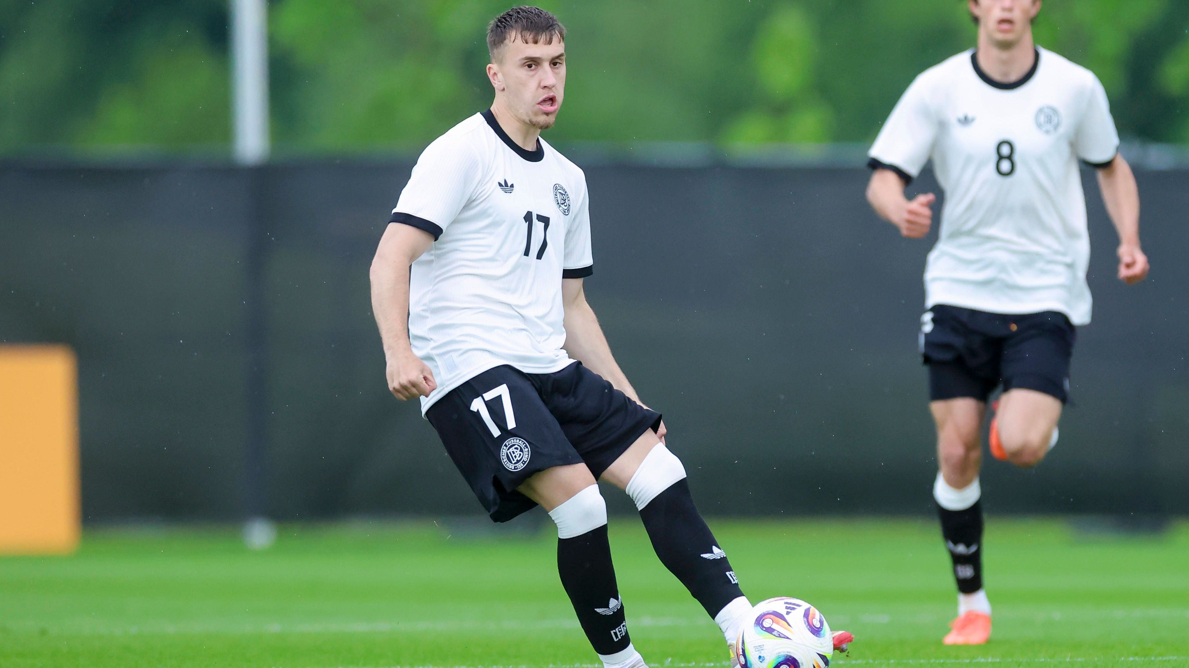 <strong>Brajan Gruda (Deutschland)</strong><br>Nach seinem Wechsel im Sommer 2024 von Mainz in die Premier League zu Brighton konnte Brajan Gruda zuletzt in der Premier League schon recht regelmäßig sein Können zeigen. Der kolportiert 31,5 Millionen Euro teure Mittelfeldspieler kam in seiner ersten Saison für Brighton zu 21 Einsätzen in der Premier League. Dabei steuerte Gruda ein Tor und vier Vorlagen für das Team von Coach Fabian Hürzeler bei.