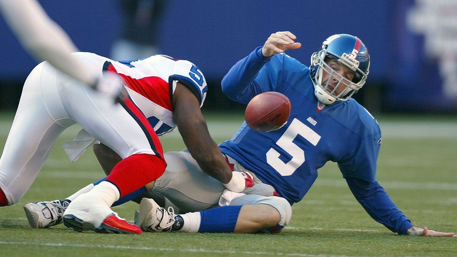 
                <strong>Die meisten Fumbles in einer Saison</strong><br>
                Rekordhalter: Kerry Collins (re.; 2001) und Daunte Culpeper (2002) - Rekord: 23 Fumbles in einer Saison - Anmerkung: Das entspricht 1,5 Fumbles pro Spiel
              