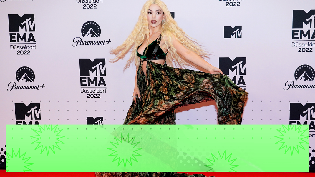 Ein umwerfendes Make-up und eine lange XXL-Mähne im Y2K Style – wir lieben den Look von Ava Max auf dem Red Carpet der MTV EMAs 2022 in Düsseldorf.