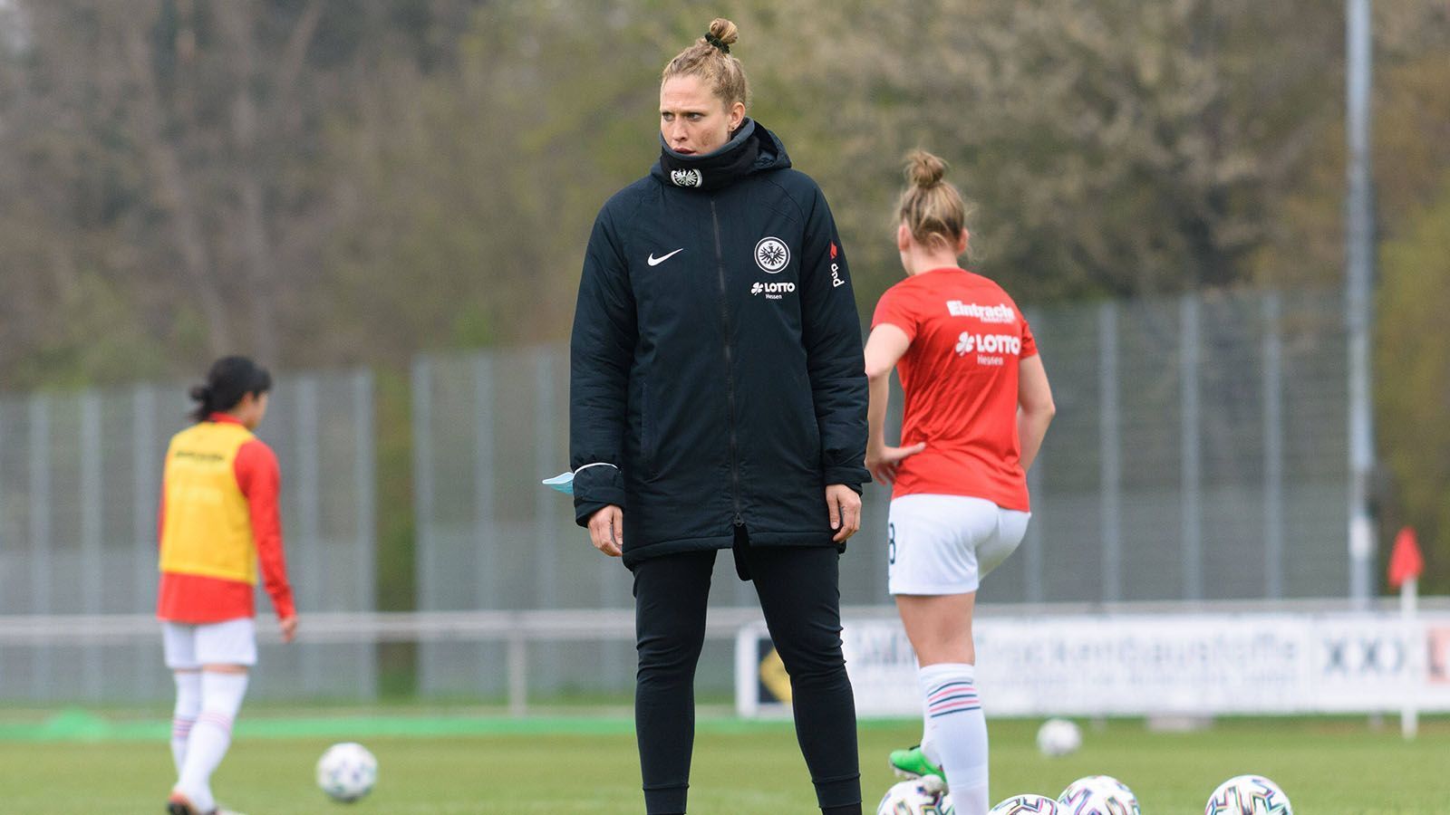 
                <strong>Kim Kulig</strong><br>
                Die Ex-Nationalspielerin ist eine von zwei Frauen, die den Lehrgang abgeschlossen hat. Ab dem Sommer wird sie Co-Trainerin der Wolfsburger Frauen. Daneben hat auch Sabrina Eckhoff den Lehrgang absolviert, die im Sommer ebenfalls zu den Wolfsburgerinnen wechselt. 
              