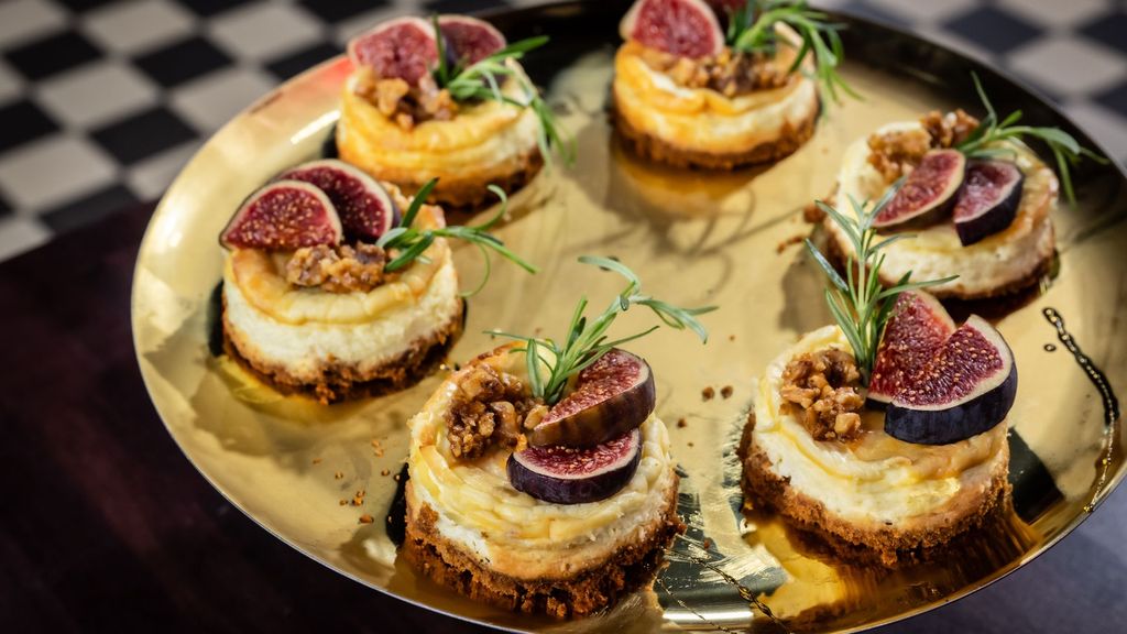 Ziegenfrischkäse-Cheesecakes mit Walnuss-Crunch und Feige von von ...