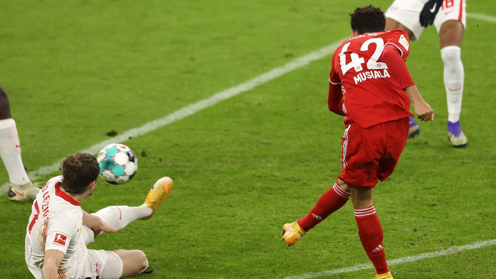 
                <strong>Jamal Musiala</strong><br>
                Das Mega-Talent kommt in der 25. Minute für den angeschlagenen Martinez in die Partie. Mit seinem sehenswerten Treffer in der 30. Minute unterstreicht er seine Qualitäten, die nicht nur in der Mittelfeldzentrale liegen. Auch beim zweiten und dritten Bayern-Tor hat er seine Füße im Spiel. Beeindruckt zudem auch mit seinen starken technischen Fähigkeiten. ran-Note: 1
              