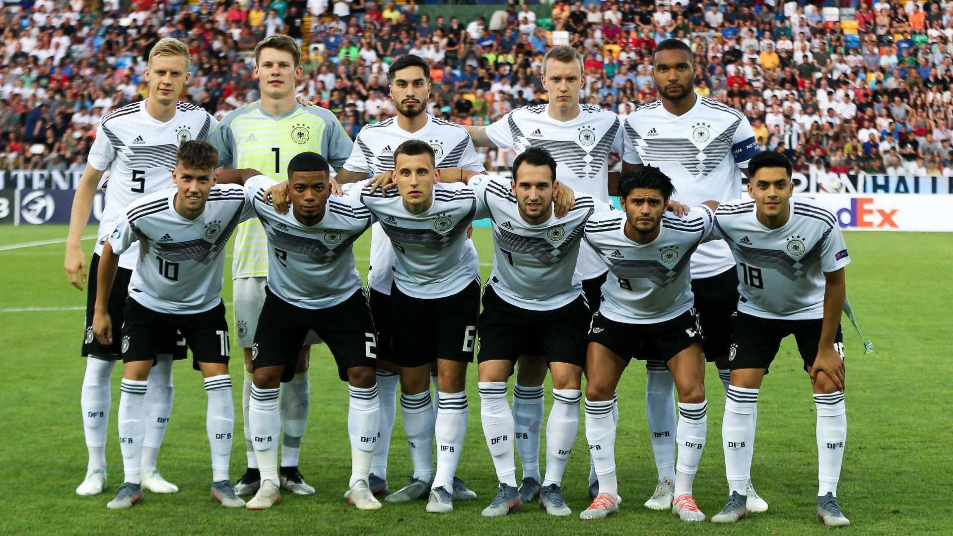 
                <strong>Die Stars der Mannschaft: 2019</strong><br>
                Als amtierender Europameister ging die deutsche Elf im Jahr 2019 ohnehin als einer der Favoriten an den Start, doch der Kader sollte diesen Anspruch noch einmal unterstreichen. Angefangen mit Alexander Nübel im Tor, der heute als designierter Nachfolger von Manuel Neuer beim FC Bayern kickt, bis hin zu Luca Waldschmidt im Sturm, der mit sieben Treffern zum torgefährlichsten Spieler avancierte, strotzte dieser Kader nur so vor Qualität. Mit Lukas Klostermann, Jonathan Tah und Benjamin Henrichs wurden gleich drei Spieler aus der deutschen Viererkette ins Team des Turniers gewählt. Im Mittelfeld zogen Mahmoud Dahoud und Nadiem Amiri die Strippen - Ersterer wurde ebenfalls ins Team des Turniers gewählt. Trotz der 1:2-Niederlage im Finale gegen Spanien entwickelten sich aus dieser Mannschaft einige Top-Stars der Bundesliga. 
              