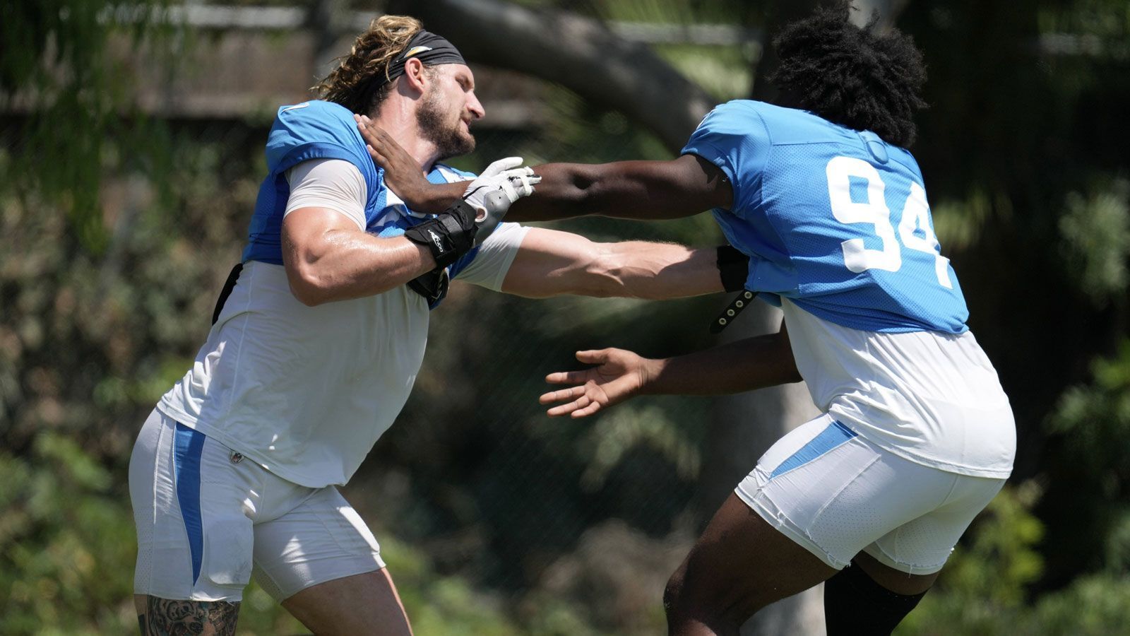 
                <strong>Los Angeles Chargers: Mehr Klarheit über den Status von Spielern</strong><br>
                Der Status eines Akteurs vor einem Spiel bzw. während der Trainingswoche soll eindeutiger kommuniziert werden. Alle Spieler, die am Training teilnehmen, sollen demnach im Practice Report und Game Day Status Report mit ihrem Verletztenstatus vermerkt werden, auch wenn diese bspw. weiterhin auf der Reserve List stehen und noch nicht auf die Active/Inactive List gesetzt wurden.
              