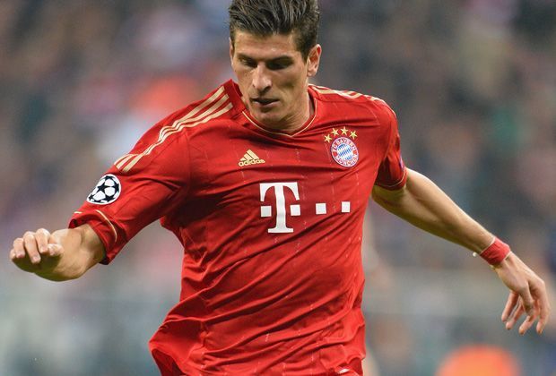 
                <strong>Platz 2: Mario Gomez</strong><br>
                Mario Gomez, in Diensten des VfL Wolfsburg, weist eine beeindruckende Quote in der Königsklasse auf. In 44 Einsätzen erzielte er 26 Tore. Sein Problem: Wolfsburg spielt diese Saison nicht international.
              