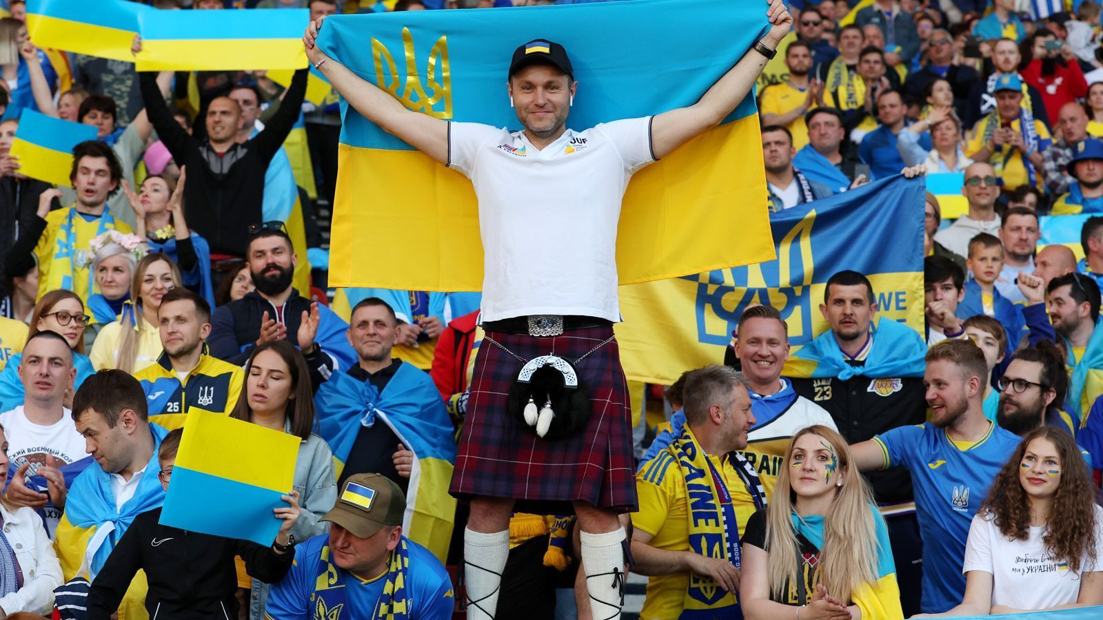
                <strong>Ukrainische Party vor dem Hampden Park</strong><br>
                Die ukrainische Nationalmannschaft bestritt am Mittwochabend im Hampden Park von Glasgow das Halbfinal-Playoff-Spiel der WM-Qualifikation gegen Schottland. Die Ukrainer wurden von tausenden Landsleute empfangen und gefeiert. Dieser Fan kam mit Schottenrock und Ukraine-Flagge ins Stadion.
              