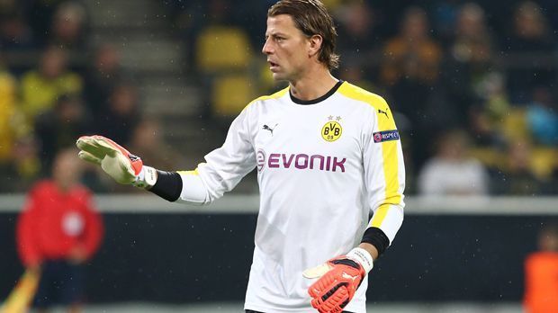 
                <strong>Torwart: Roman Weidenfeller</strong><br>
                Torwart: Roman Weidenfeller. Nur gut, dass die Temperaturen in Dortmund fast noch frühlingshaft waren. Sonst hätte der BVB-Keeper wohl bitter gefroren. Denn Weidenfeller war komplett beschäftigungslos und nur dann am Ball, wenn er mal einen Abschlag vom eigenen Tor machen musste. ran-Note: 3
              