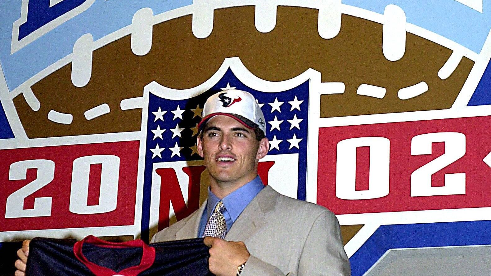 <strong>8. David Carr, QB, 2002 (Houston Texans) - Nr. 1 Overall</strong><br>Carr wurde häufig gesackt und konnte nie die hohen Erwartungen erfüllen, teilweise aufgrund einer schwachen Offensive Line.