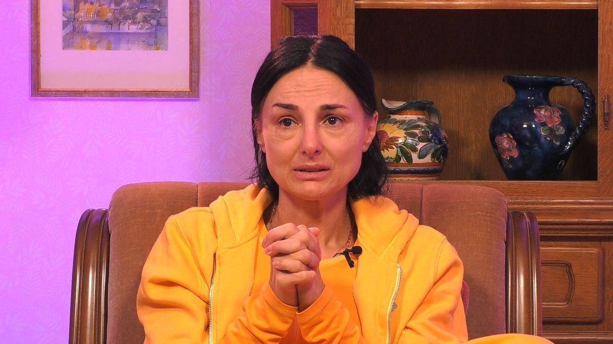 "Promi Big Brother" 2024: Mimi Fiedler kommt mit dem Bewohner-Ranking in Folge 6 nicht zurecht und bricht in Tränen aus.