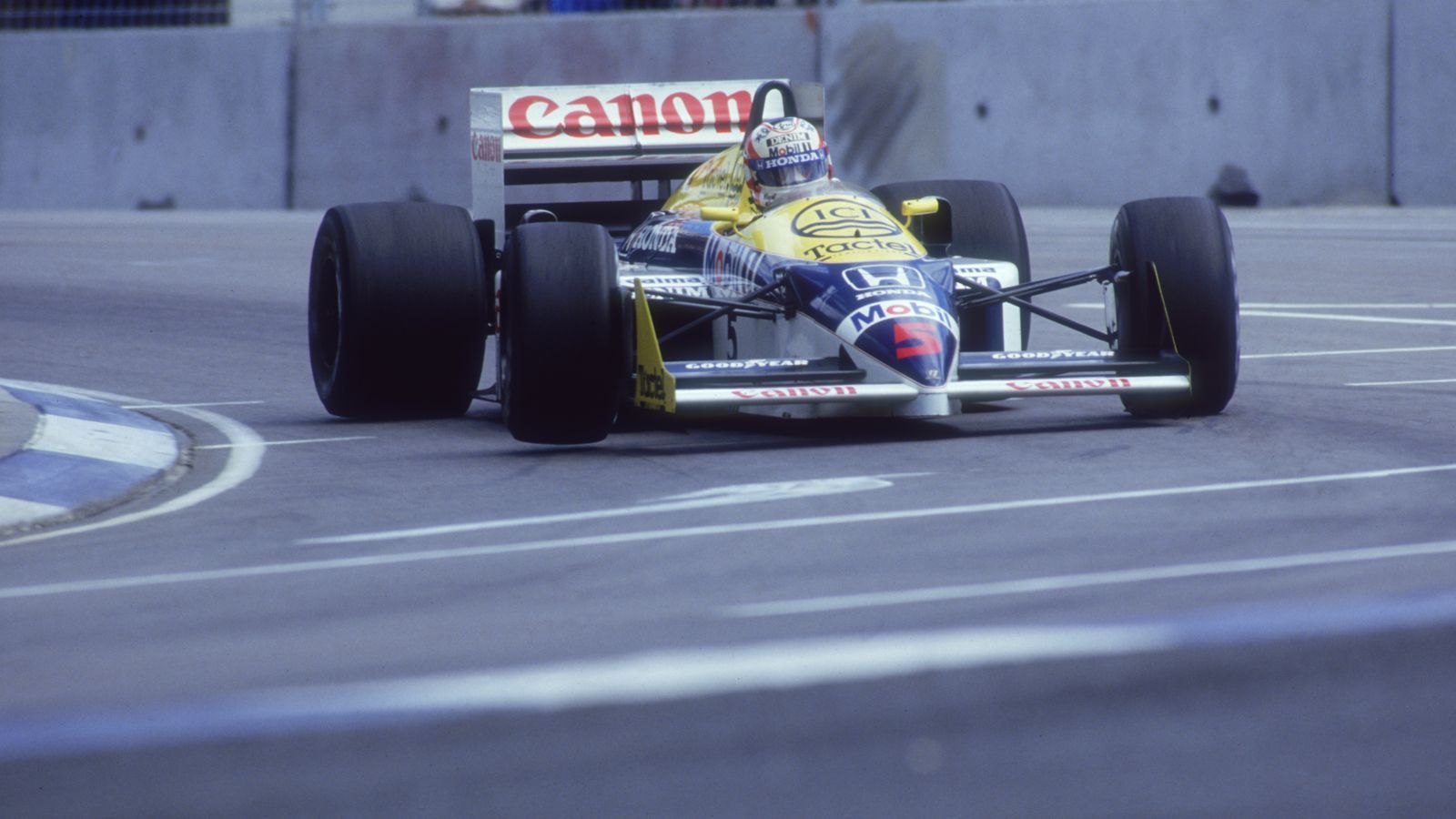 <strong>1986 - Zwei Punkte Unterschied - Alain Prost 72, Nigel Mansell 70<br></strong>In 1986 trennen Prost und Mansell letztendlich nur zwei Punkte. Der Franzose führte seinen McLaren-TAG-Porsche vor beiden&nbsp;Williams-Hondas knapp zum Titel. Mansell war mit 70 Punkten nur zwei hinter Prost, während Teamkollege Nelson Piquet auf 69 kam.&nbsp;
