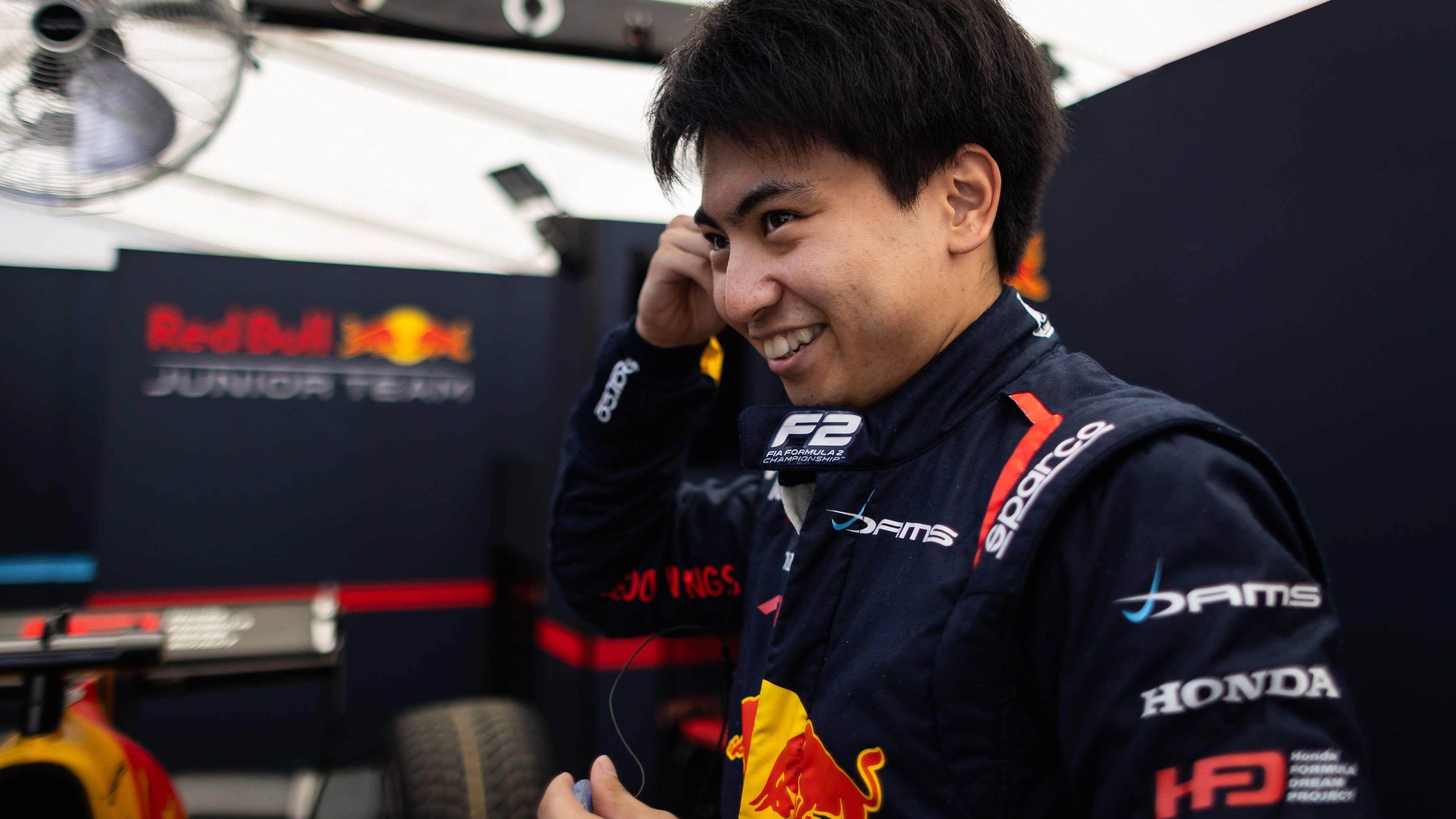 <strong>Ayumu Iwasa</strong>&nbsp; &nbsp; &nbsp; &nbsp; &nbsp; &nbsp; &nbsp; &nbsp; &nbsp; &nbsp; &nbsp; &nbsp; &nbsp; &nbsp; &nbsp; &nbsp; &nbsp; &nbsp; &nbsp; &nbsp; &nbsp; &nbsp; &nbsp; &nbsp; &nbsp; &nbsp; &nbsp; &nbsp; &nbsp; &nbsp; &nbsp; &nbsp; &nbsp; &nbsp; &nbsp; &nbsp; &nbsp; &nbsp; &nbsp; &nbsp; &nbsp; &nbsp; &nbsp; &nbsp; &nbsp; &nbsp; &nbsp; &nbsp; &nbsp; &nbsp; &nbsp; &nbsp; &nbsp; &nbsp; &nbsp; &nbsp; &nbsp; &nbsp; &nbsp; Lawsons größter Konkurrent für einen Platz bei Alpha Tauri dürfte der Japaner Ayumu Iwasa sein. Ebenfalls Red-Bull-Junior, überzeugt der 21-Jährige im Moment mit Platz 3 in der Formel 2 mit dem französischen Dams-Team. Seinen prominenten Teamkollegen Arthur Leclerc hat er locker im Griff. Trotzdem wird Iwasa um den Sieg in der Formel 2 kämpfen müssen, um den Vorzug vor Liam Lawson zu bekommen.&nbsp;&nbsp;