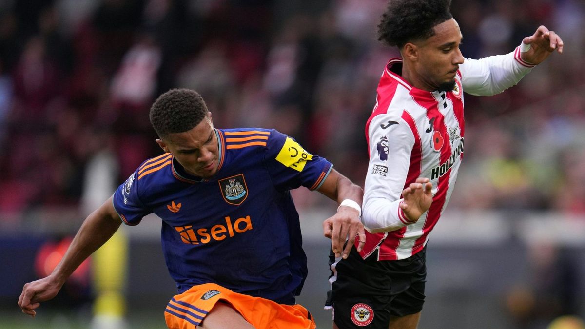 Kevin Schade (r.) im Duell mit Malick Thiaw