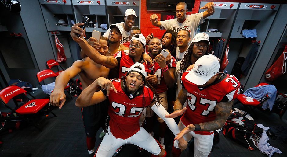
                <strong>Gewinner: Die Defense der Atlanta Falcons</strong><br>
                Nicht nur in der Offense zauberten die Falcons. Die über weite Teile der Saison oftmals kritisierte Defense Atlantas scheint sich endlich gefunden zu haben. Gegen Aaron Rodgers und seine Packers konnte die Defensive endlich überzeugen, zeigte sich vor allem im Pass Rush stark verbessert. Aus der jungen Gruppe ist eine Einheit geworden. Das sieht auch Cornerback Jalen Collins so: "Der Unterschied ist wirklich, dass wir endlich zusammengefunden haben."
              