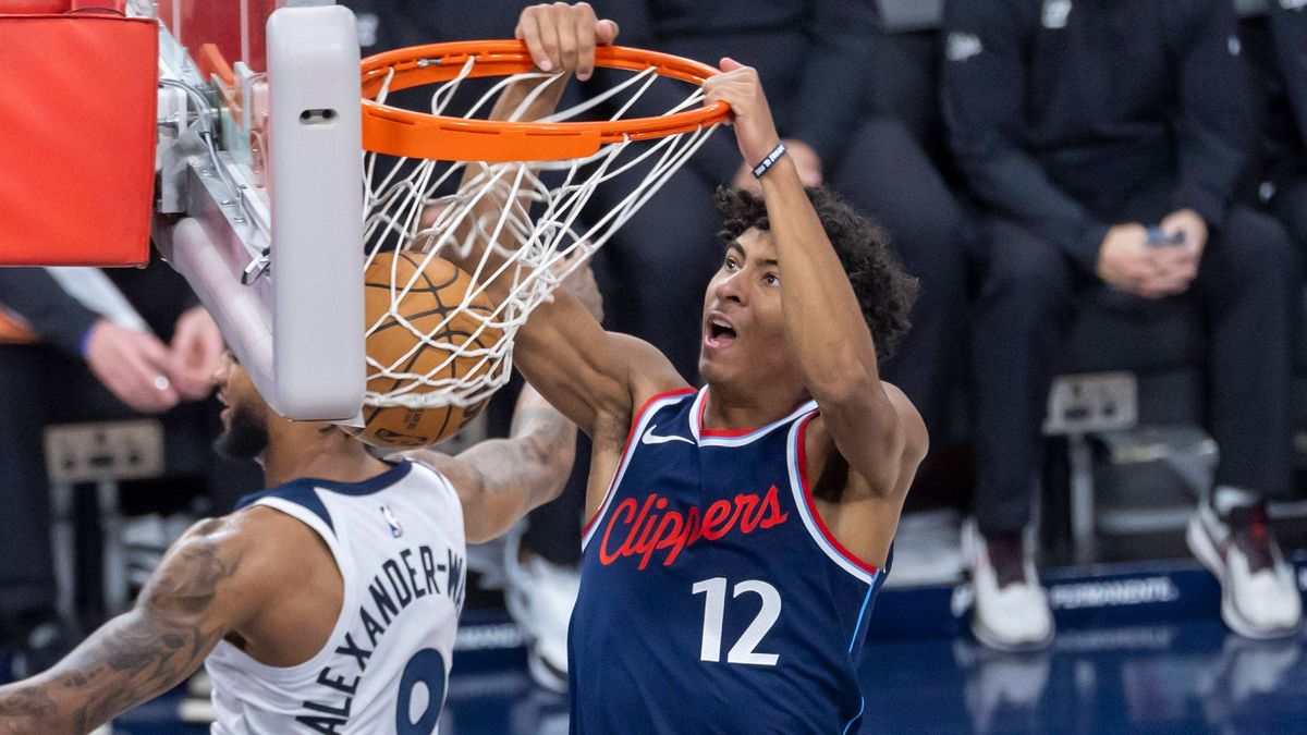 (241205) -- LOS ANGELES, Dec. 5, 2024 -- Los Angeles Clippers Cam Christie (R) dunks during the 2024-2025 NBA, Basketball Herren, USA regular season match between Los Angeles Clippers and Minnesota...