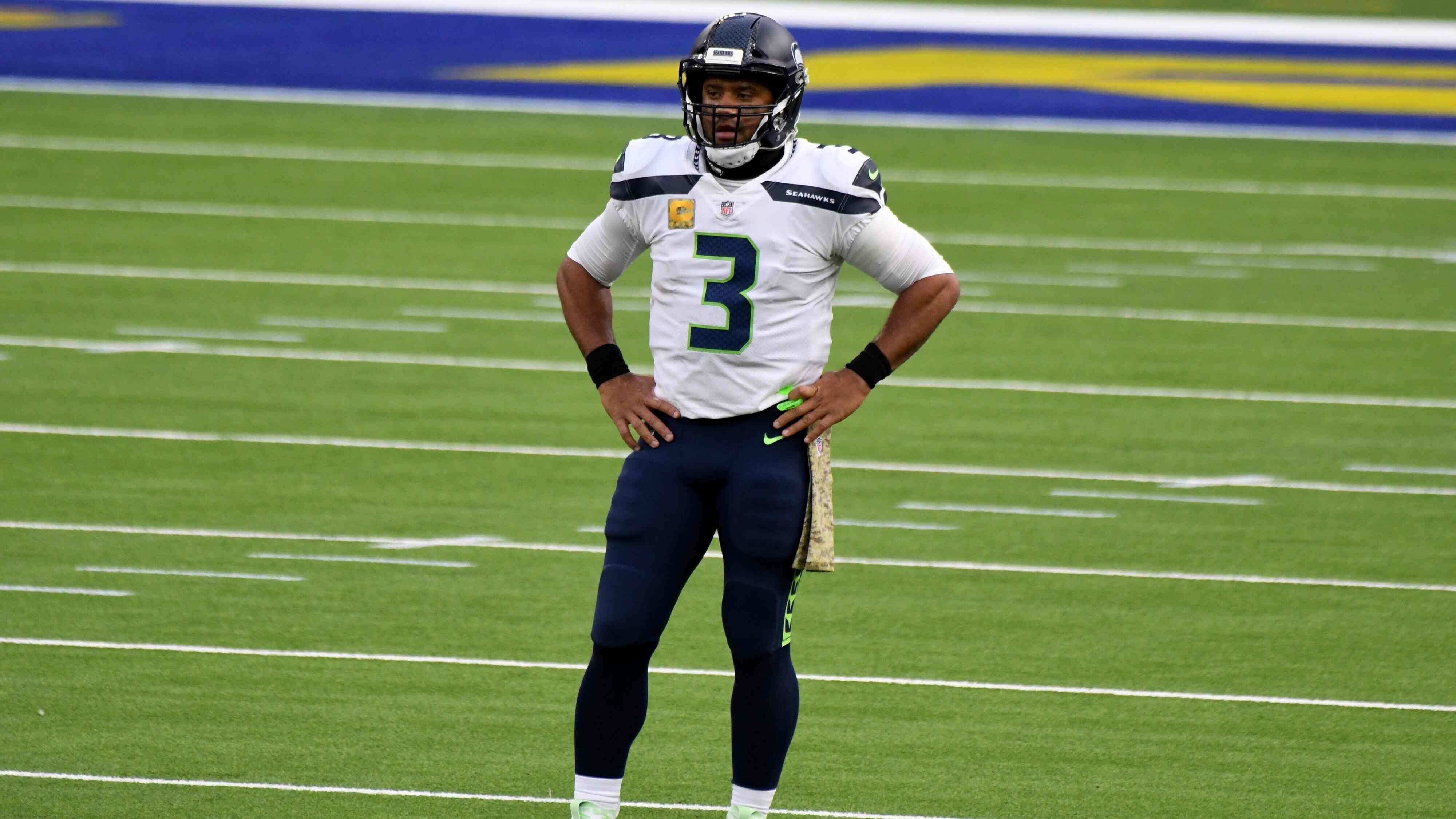 
                <strong>Verlierer: Russell Wilson</strong><br>
                Während es zu Beginn der Saison so aussah, als wären Russell Wilson und die Offense der Seattle Seahawks in diesem Jahr nicht zu stoppen, macht sich langsam aber sicher etwas Ratlosigkeit im Lager der Seahawks bereit. Im Spiel bei den Los Angeles Rams hatte Wilson erneut Probleme, den offensiven Motor anzuwerfen und schlug sich mit Turnover-Problemen rum. Am Ende stand er bei zwei Interceptions sowie einem verlorenen Fumble. Derzeit scheint vor allem die Entscheidungsfindung von Wilson das Problem zu sein. Sinnbildlich steht dafür eine Szene aus dem Rams-Spiel: Nachdem er sich schön aus der Pocket löste und locker das First-Down hätte erlaufen können, warf er einen schwierigen Ball in die Endzone, der von der Rams-Defense abgefangen wurde. Nach dem zehnten Spieltag fängt der MVP-Status von Wilson an zu wackeln. 
              