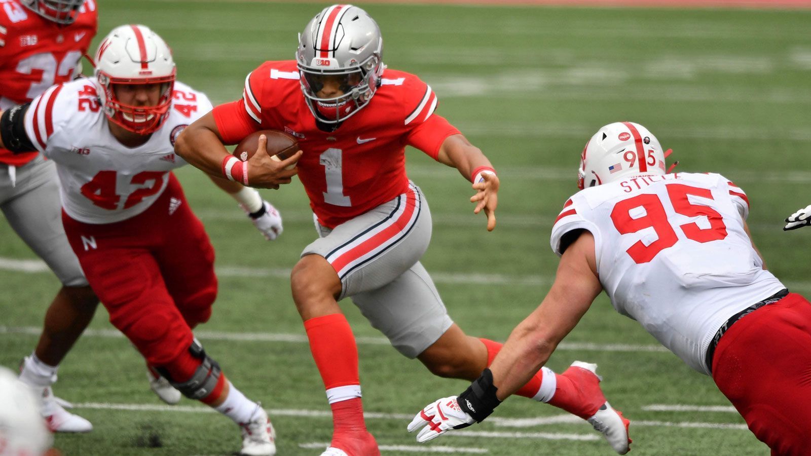 
                <strong>#4 Ohio State Buckeyes (4-0)</strong><br>
                Die Ohio State Buckeyes sind ein Dauergast in den Top 4 des College Football, allerdings liegt der letzte Titelgewinn schon sechs Jahre zurück. Mit einer Bilanz von vier Siegen aus vier Spielen sind die Buckeyes das am besten gerankte Team der Big Ten, haben mit den Northwestern Wildcats (#8, 5-0) aber einen direkten Konkurrenten aus der eigenen Konferenz im Nacken sitzen. Mit Justin Fields verfügt Ohio State über einen sehr talentierten Spielmacher, der neben Trevor Lawrence als zukünftiger NFL-Franchise-Quarterback gehandelt wird.
              