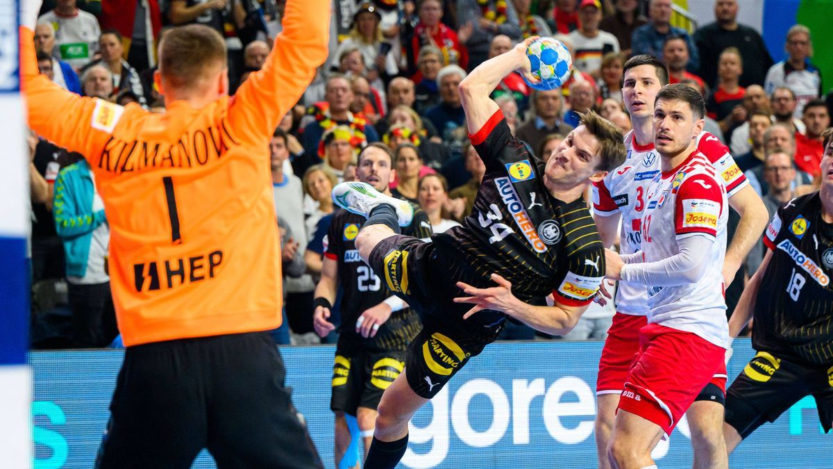 Koeln, Deutschland: Handball EM 2024 - Hauptrunde - Deutschland - Kroatien v.li. Torhueter Dominik Kuzmanovic (Kroatien), Rune Dahmke (Deutschland) Köln Lanxess Arena Deutschland *** Cologne, Germa...