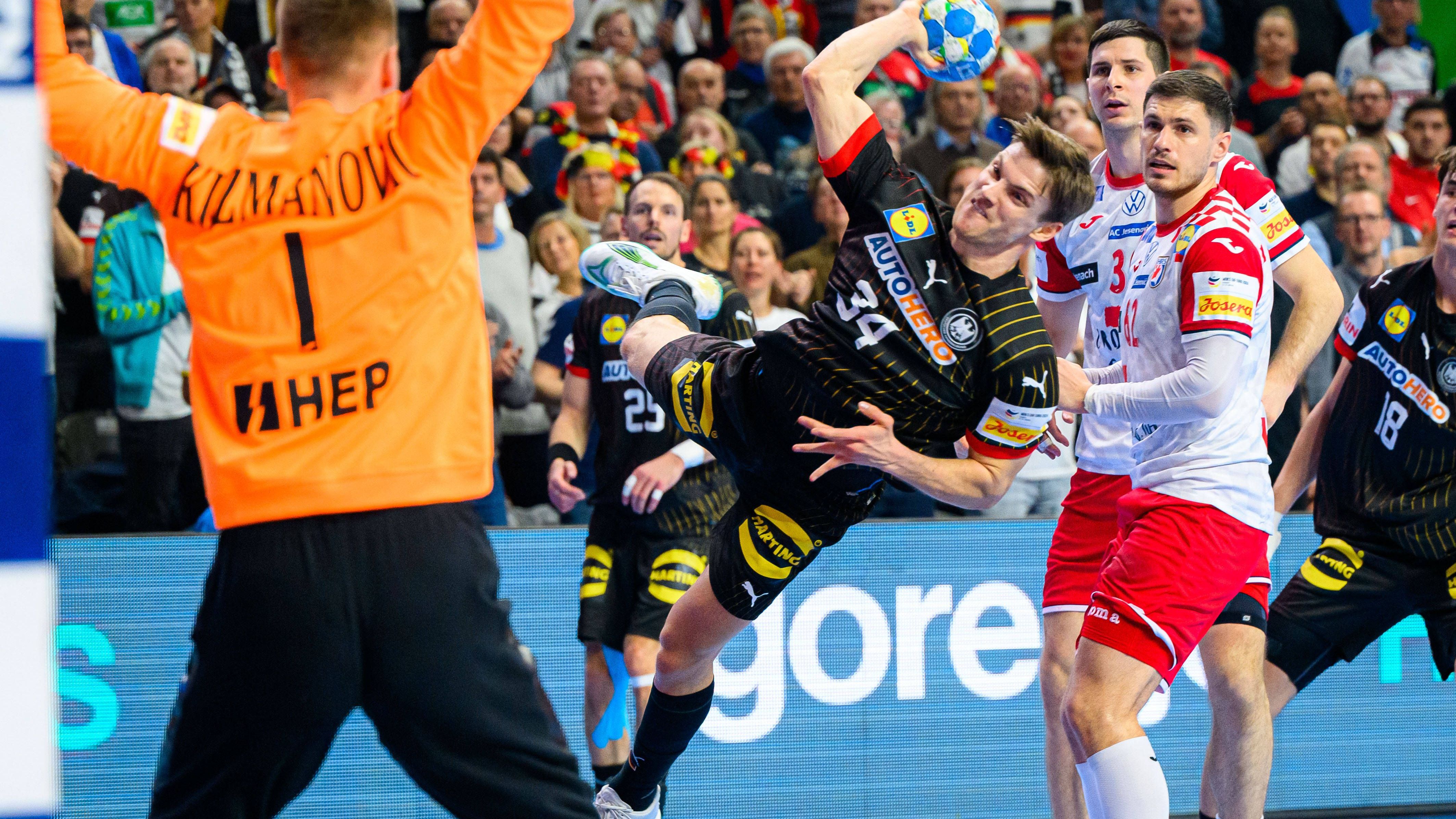 <strong>DHB-Noten gegen Kroatien: Gute Keeper, verpasste Bewährungschancen</strong><br>Die deutschen Handballer haben das Halbfinale erreicht, zum Hauptrunden-Abschluss aber gegen Kroatien 24:30 verloren. Es gab einige Bewährungschancen, Pausen und zwei gute Torhüter. Wir haben die Noten zum Spiel.