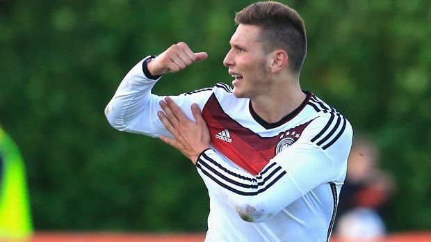 
                <strong>Niklas Süle</strong><br>
                Niklas Süle von der TSG 1899 Hoffenheim steht in allen drei Partien über die volle Distanz auf dem Platz. Dabei erzielt der Verteidiger gegen die Färöer ein Tor - sonst konzentriert sich Süle erfolgreich auf die Defensive, denn bisher kassiert das deutsche Team noch kein Tor.
              