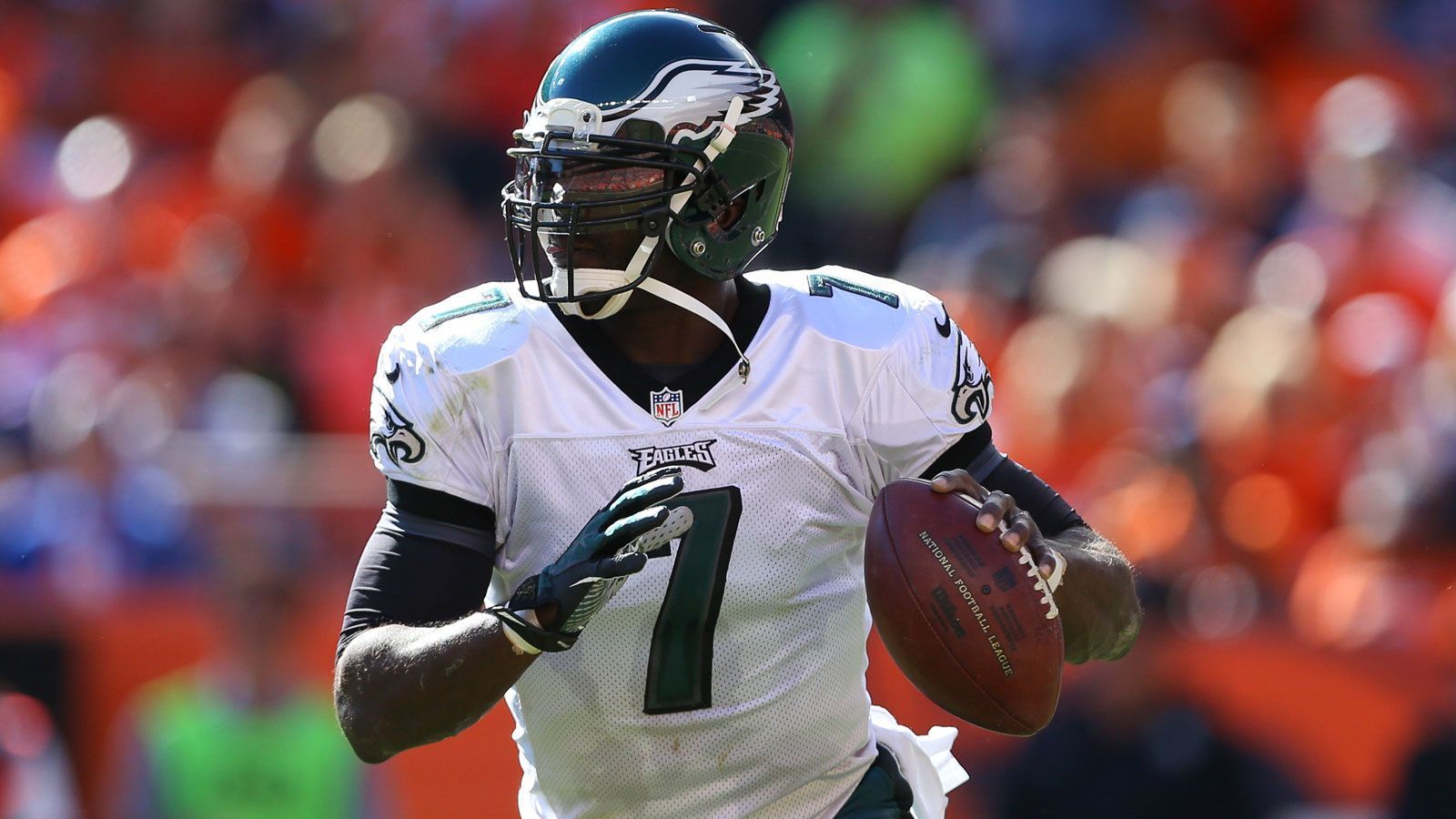 
                <strong>Michael Vick</strong><br>
                Anfang der 2000er-Jahre gibt es wohl keinen aufregenden Quarterback als Michael Vick. Der erste Pick des Drafts 2001 ist auf dem Weg an die Spitze der NFL, bis die Polizei bei einer Hausdurchsuchung Vicks Beteiligung an illegalen Hundekämpfen aufdeckt. Der Spielmacher wird zu 23 Monaten Haft verurteilt und für zwei Jahre gesperrt, kehrt danach allerdings wieder in die NFL zurück. Die Eagles verpflichten den talentierten Spielmacher, der in Philadelphia wieder zu alter Stärke findet und 2010 sogar als Comeback Player of the Years ausgezeichnet wird. Nach Gastspielen bei den New York Jets und Pittsburgh Steelers beendet Vick im Jahr 2016 seine Karriere und arbeitet seitdem als Experte bei "FOX Sports".
              