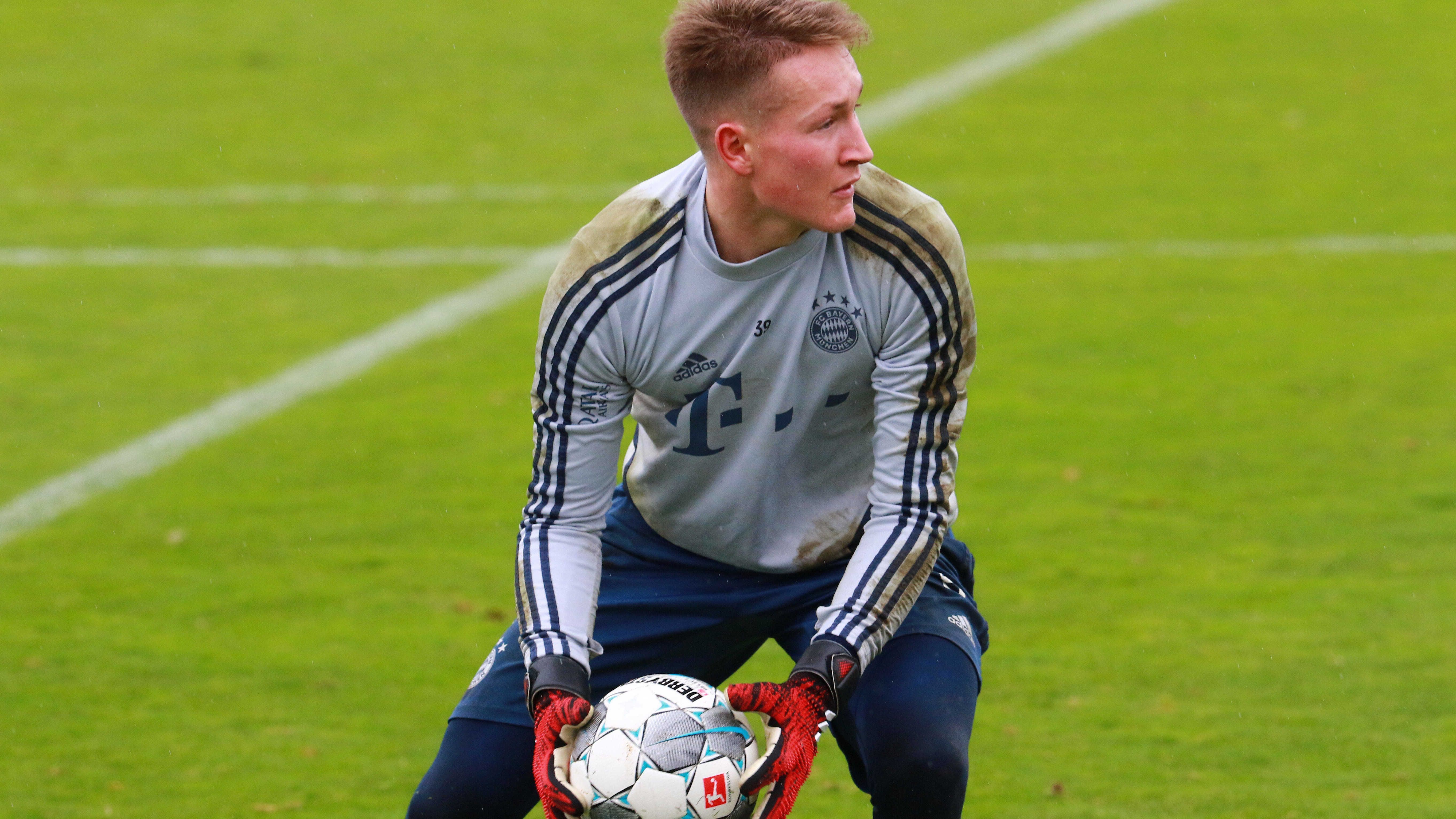 
                <strong>Ron-Thorben Hoffmann</strong><br>
                In der laufenden Spielzeit ist der 21-Jährige hinter Neuer, Ulreich und Christian Früchtl die Nummer vier. Mit der Verpflichtung von Nübel verbessern sich seine Chancen nicht wirklich. Um regelmäßig Spielzeit zu erhalten, außerhalb von Einsätzen bei Bayerns U23 in der dritten Liga, hilft wohl nur ein Wechsel oder eine Leihe. 
              