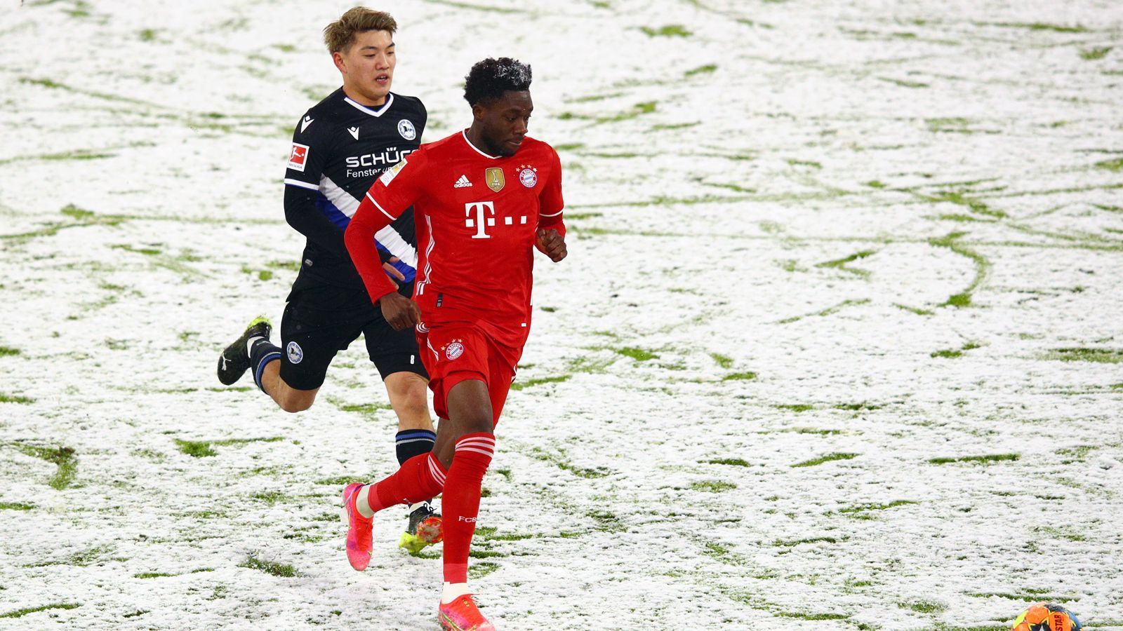 
                <strong>Alphonso Davies</strong><br>
                Auf der linken Seite immer in Bewegung, ihm fehlt im Spiel nach vorne aber zunächst die Durchschlagskraft, er bringt seine Schnelligkeit nur selten ein. Kommt beim 1:3 in der Rückwärtsbewegung zu spät. Dafür nach der Pause bei stark verbesserten Platzbedingungen ebenfalls stark verbessert und viel umtriebiger und gefährlicher. Belohnt sich mit einem schönen Tor zum 3:3 (70.). ran-Note: 2
              