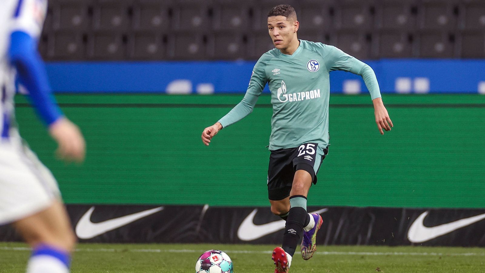 
                <strong>Amine Harit</strong><br>
                Der Marokkaner Amine Harit ist seit seiner Verpflichtung im Sommer 2017 einer der streitbarsten Spieler im Kader der Schalker. Der zum Zeitpunkt seiner Verpflichtung 20-Jährige ist ein Grenzgänger zwischen genialen Momenten und Fehltritten. So pendelte der Nationalspieler immer wieder zwischen Gala-Auftritten und Suspendierungen. Anders als Kollege Nabil Bentaleb wurde Harit zwar mittlerweile wieder einmal begnadigt, doch auch er konnte seitdem an den drei weiteren Liga-Niederlagen des Schlusslichts nichts ändern. Mittlerweile stand Harit 99 Mal für Schalke in Pflichtspielen auf dem Platz (elf Tore, 19 Vorlagen), nun aber muss der für kolportierte acht Millionen Euro von Nantes geholte Offensivspieler zeigen, dass er im Existenzkampf eine Stütze sein kann. Ob dem Grenzgänger das gelingt? 
              