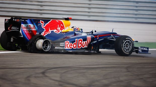 
                <strong>Lucious Liz und Randy Mandy</strong><br>
                Lucious Liz und Randy Mandy (Fahrgestell: Red Bull RB7). In der Saison 2010 musste Vettel zwei Spitznamen vergeben. Bis zum Großen Preis der Türkei fuhr er mit Lucious Liz. In Istanbul bekam er ein neues Chassis und raste anschließend mit Randy Mandy zu seinem Premierentitel in der Formel 1.
              