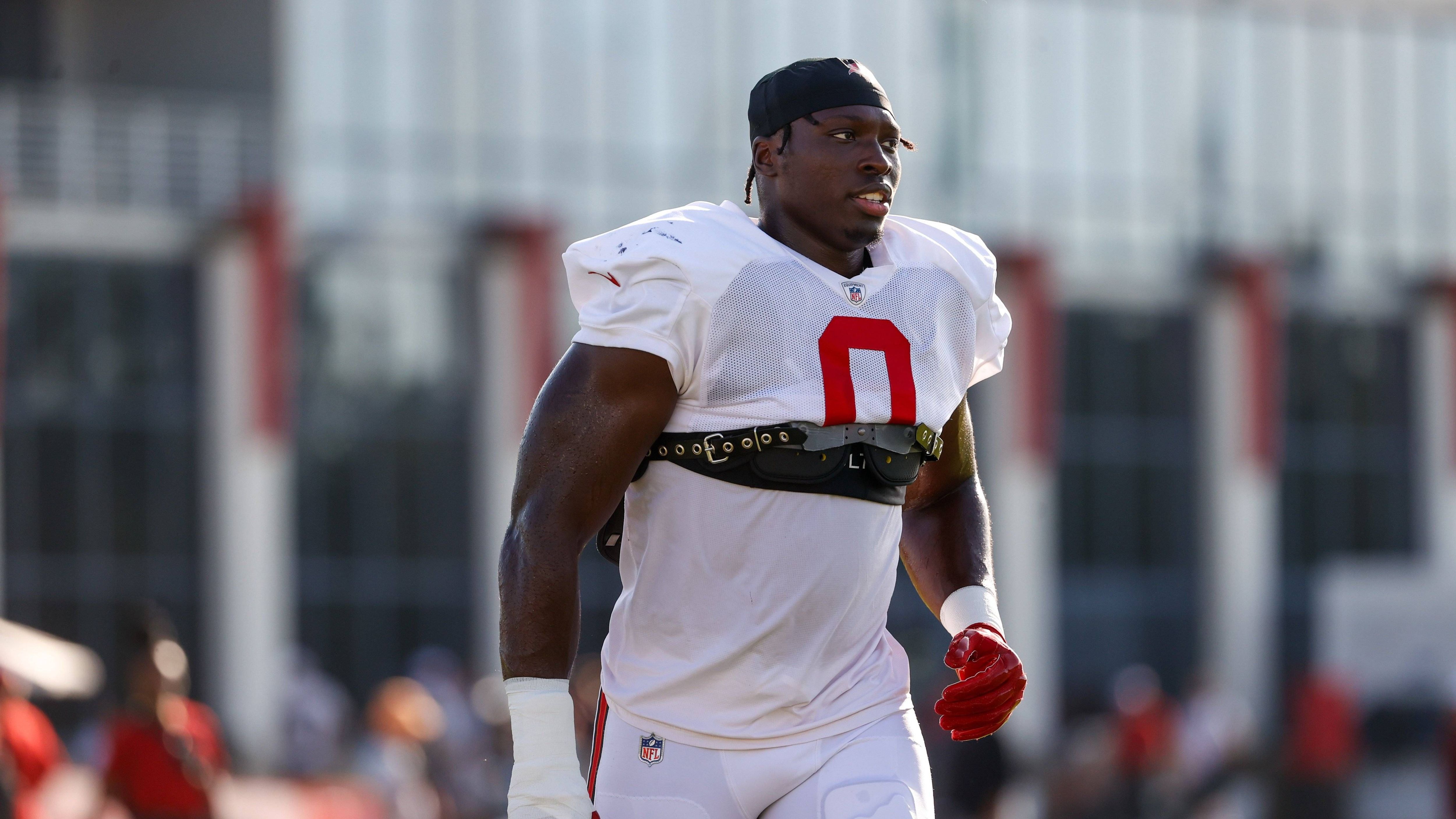 <strong>Tampa Bay Buccaneers: YaYa Diaby (Edge)</strong><br>Nach einer brutalen Rookie-Season mit 6,5 Sacks wird er diese Zahl als Starter und bester Pass Rusher der Bucs diese Saison nochmal übertreffen. Mit einer zweistelligen Anzahl an Sacks wird es für Diaby nach Orlando gehen. Einziges Risiko ist sein verstauchter Knöchel, der bis zur ersten Game Week aber ausgeheilt sein sollte.