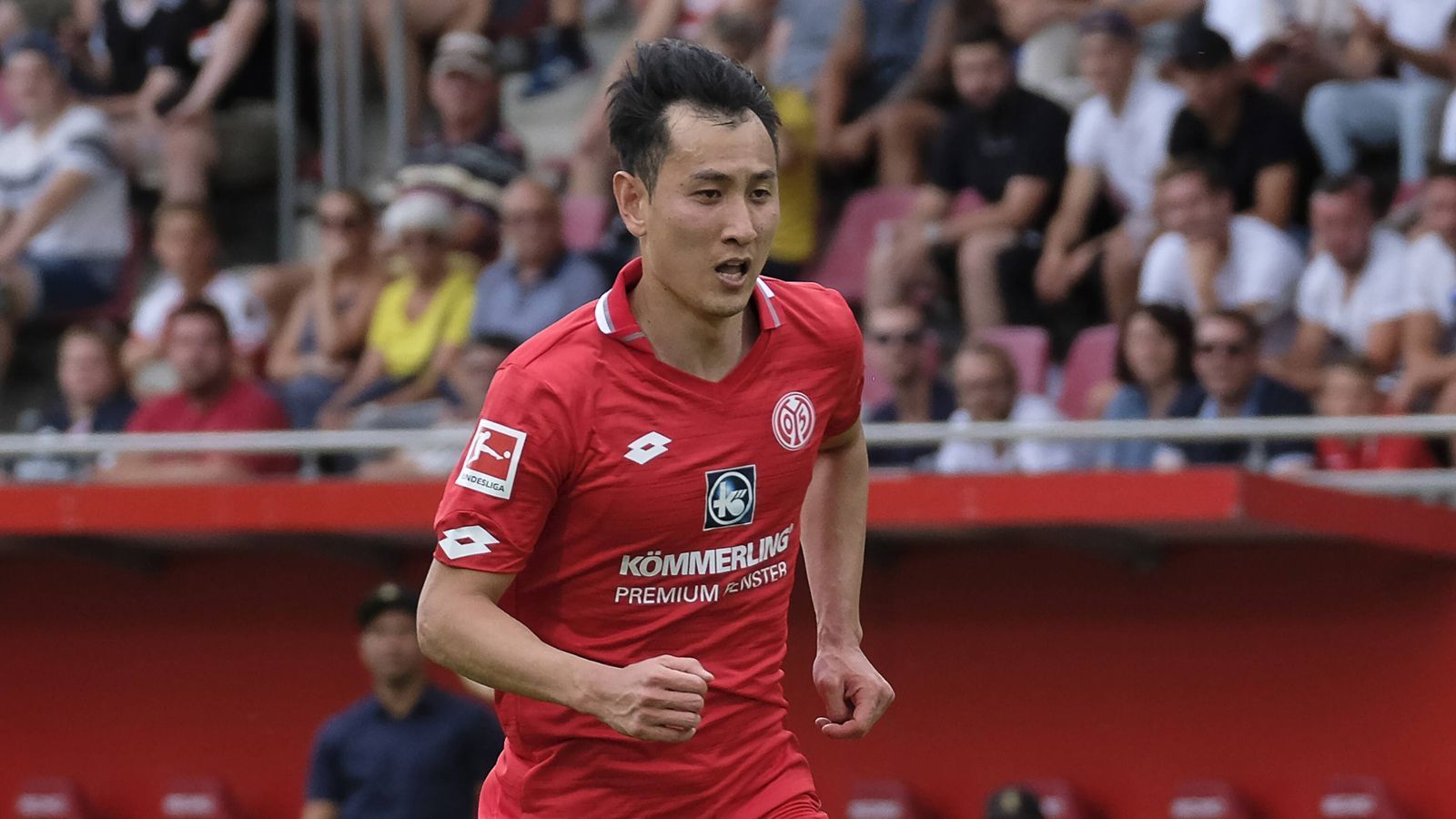 
                <strong>Dong-Won Ji (FSV Mainz 05)</strong><br>
                Bitter! Mainz 05 muss monatelang auf Neuzugang Dong-Won Ji verzichten. Der Südkoreaner erlitt in der Vorbereitung einen Knorpelschaden im linken Kniegelenk und wurde bereits bereits erfolgreich operiert. Die Mainzer müssen auf ihren Angreifer somit drei bis fünf Monate verzichten. "Gerade als Neuzugang will man sich beweisen. Es ist sehr bitter, wenn man dann mit einer Verletzung mit mehrmonatiger Ausfallzeit in die Saison starten muss", sagte Mainz-Sportvorstand Rouven Schröder: "Aber Ji ist ein toller Charakter und vorbildlicher Profi. Wir sind absolut überzeugt davon, dass er nach der nötigen Heilungszeit wieder zu 100 Prozent fit sein wird."
              