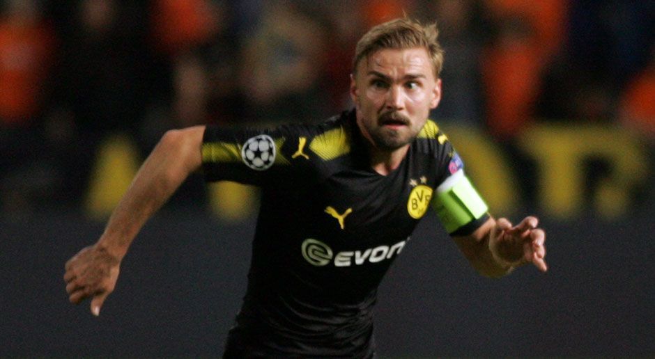 
                <strong>Marcel Schmelzer</strong><br>
                Dass er nach der überstandenen Verletzungspause direkt in der Startformation stand, überraschte ein wenig. Offensiv setzte er zwar immer wieder Akzente, das Zusammenspiel mit Pulisic klappte aber nicht wirklich. Nach 15 Minuten vergaß er De Camargo in seinem Rücken und ermöglichte Nikosia die erste gute Chance. Insgesamt hatte er zwar viele Ballkontakte, ließ aber die Genauigkeit vermissen. ran-Note: 4
              