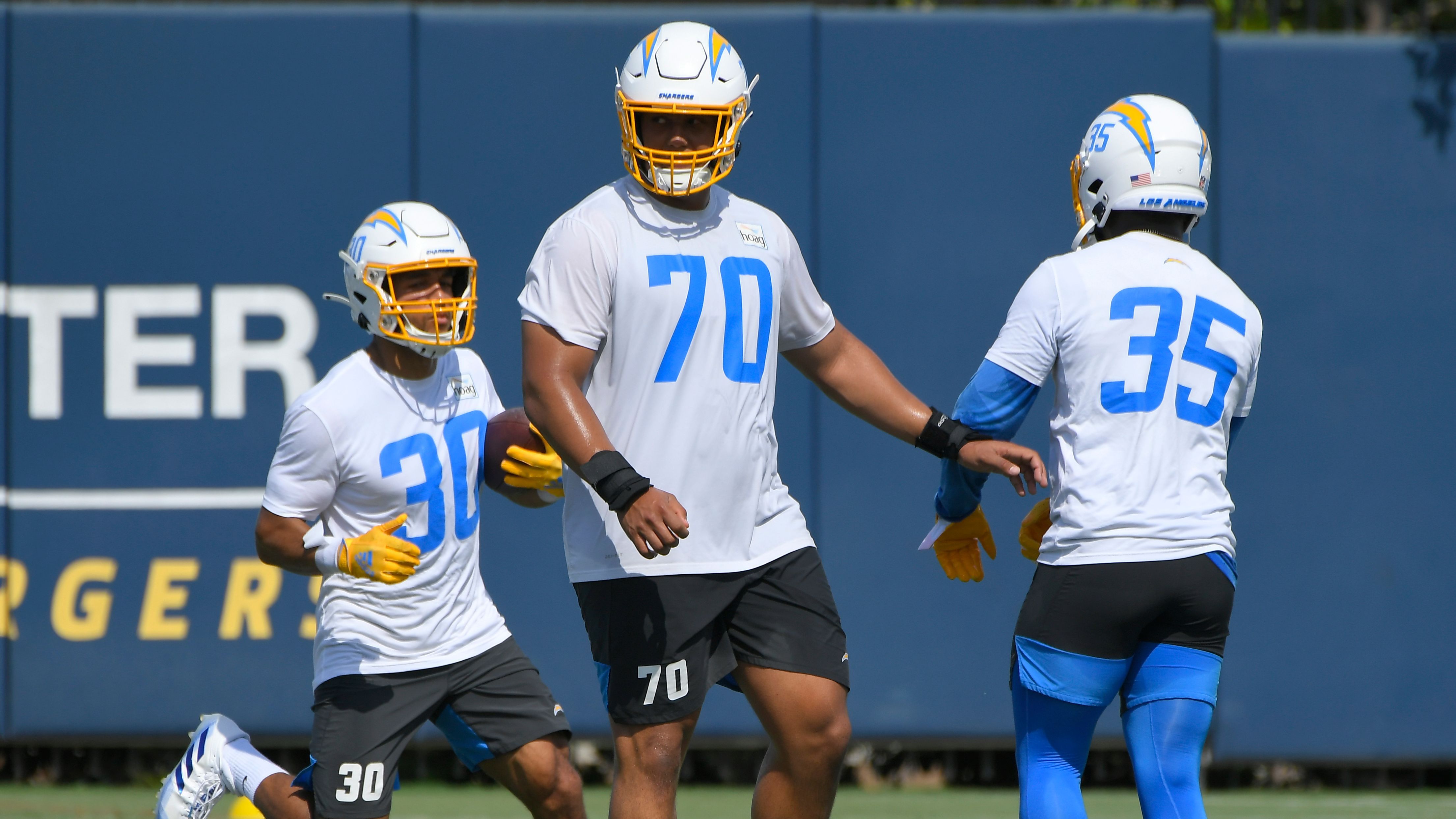 <strong>Rashawn Slater Jr.</strong><br>Mit dem 13. Pick sicherten sich die Los Angeles Chargers mit Rashawn Slater einen Big Men für die O-Line. Als Rookie konnte er auf Anhieb mit seinen Qualitäten sowohl in der Pass Protection als auch im Run Blocking überzeugen. 2022 zog sich Slater dann in Woche drei eine schwere Bizepsverletzung zu, die eine Operation erforderlich machte und ihn den Rest der Spielzeit kostete. In der kommenden Saison rankt "PFF" ihn an Position neun unter allen Offensive Tackles der Liga.