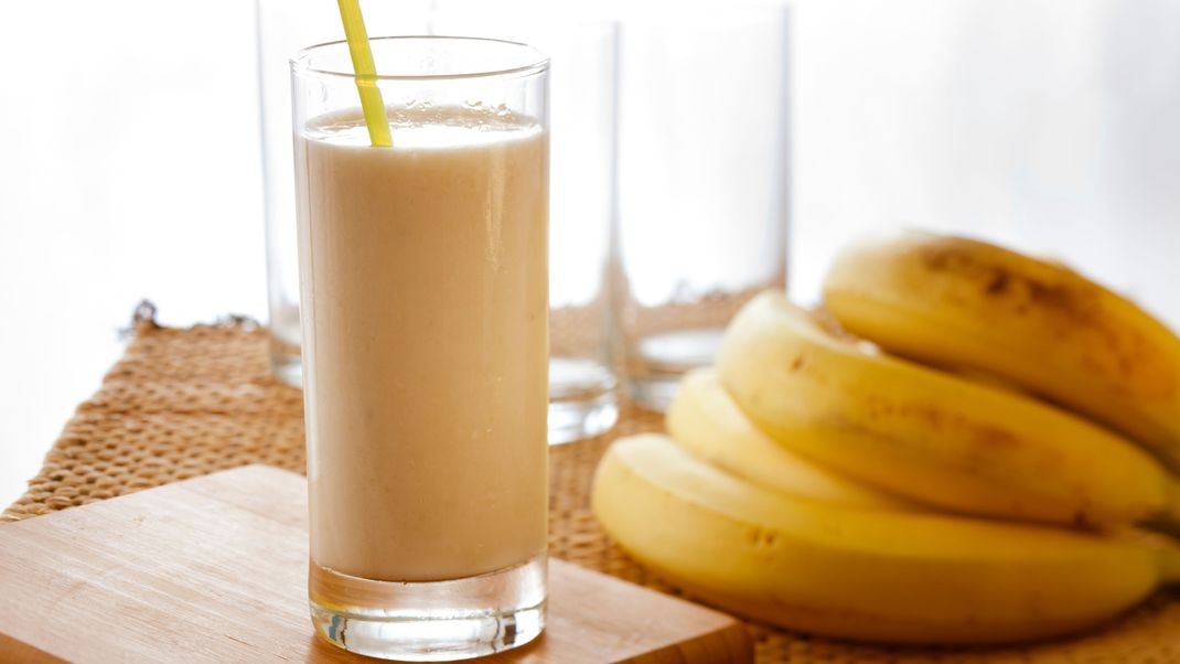 Kalter Milchshake mit Banane gibt dir Energie für den Tag