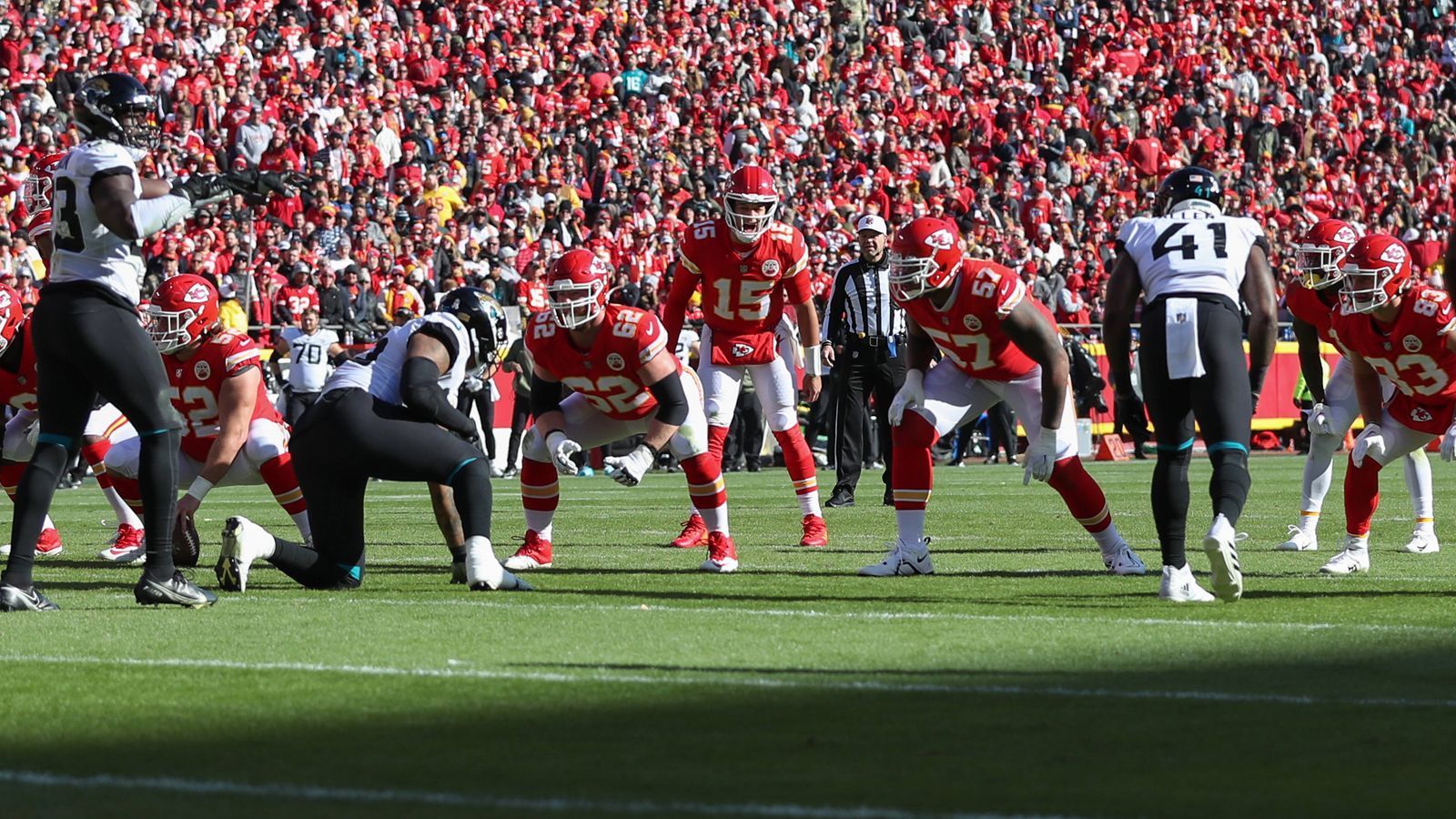 
                <strong>#4 Jacksonville Jaguars at #1 Kansas City Chiefs</strong><br>
                Vergleichsweise günstig kommt man noch ins Arrowhead Stadium in Kansas City. Wer Patrick Mahomes gegen die Jacksonville Jaguars (Sa., ab 22:25 Uhr live auf ProSieben und auf ran.de) live sehen möchte, muss dennoch jede Menge Geld ausgeben.&#x2022; Durchschnittspreis: 484 Dollar (445 Euro)<br>&#x2022; Billigstes Ticket: 113 Dollar (104 Euro)<br>&#x2022; Teuerstes Ticket: 3974 Dollar (3653 Euro)<br>
              