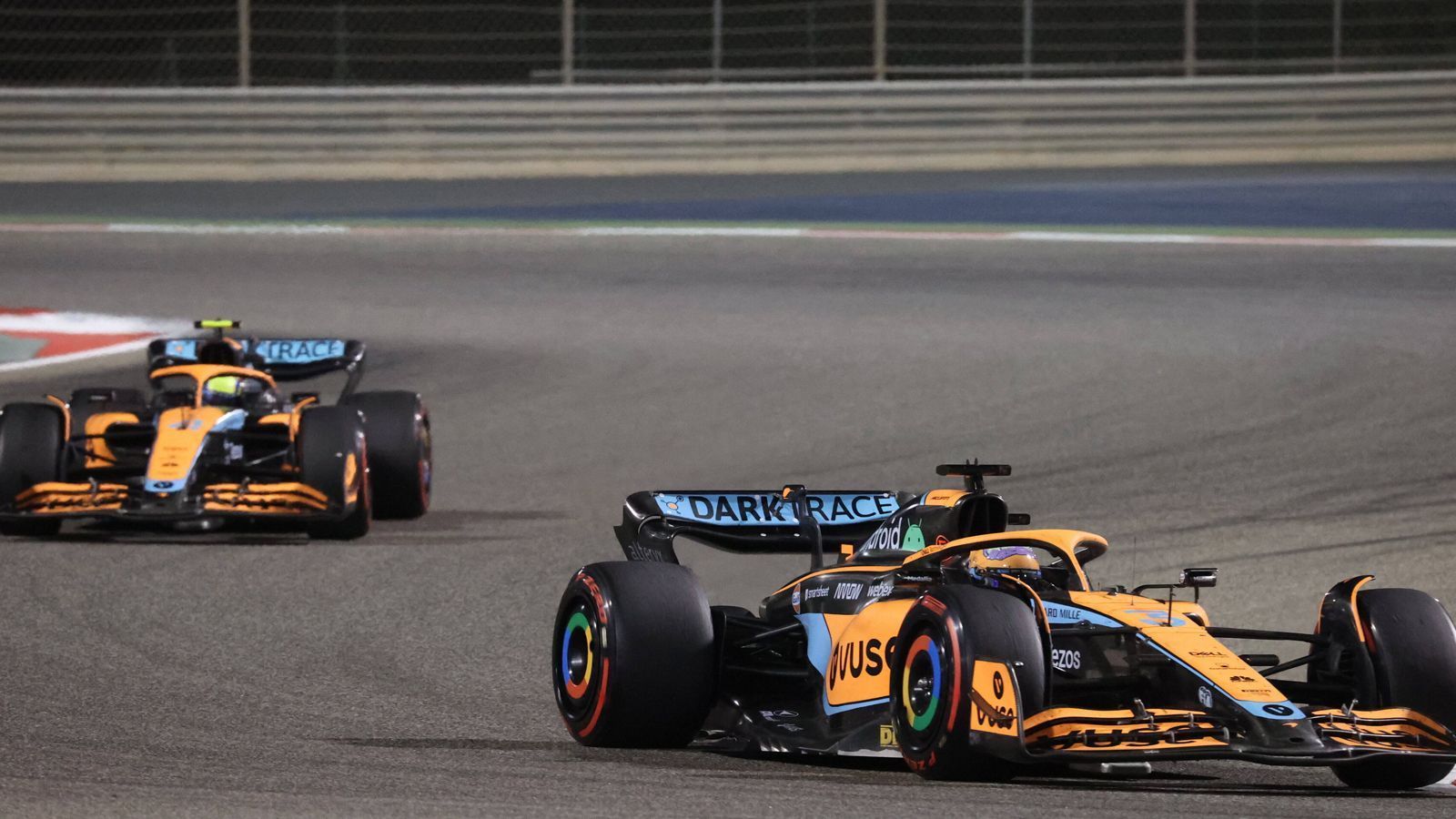 
                <strong>Verlierer: McLaren</strong><br>
                Für McLaren geriet der Auftakt zu einem Debakel. Lando Norris und Daniel Ricciardo waren zu keinem Zeitpunkt nicht nur nicht konkurrenzfähig, sie waren schlichtweg chancenlos. Die Plätze 14 (Ricciardo) und 15 (Norris) bei 17 Autos, die ins Ziel kamen, sprechen Bände. Der große Rückstand im Qualifying war überraschend, trotzdem hofft man beim Traditionsrennstall, dass Bahrain die Schwächen des Renners besonders schonungslos aufgedeckt hat und es in Saudi-Arabien schon wieder besser läuft.
              